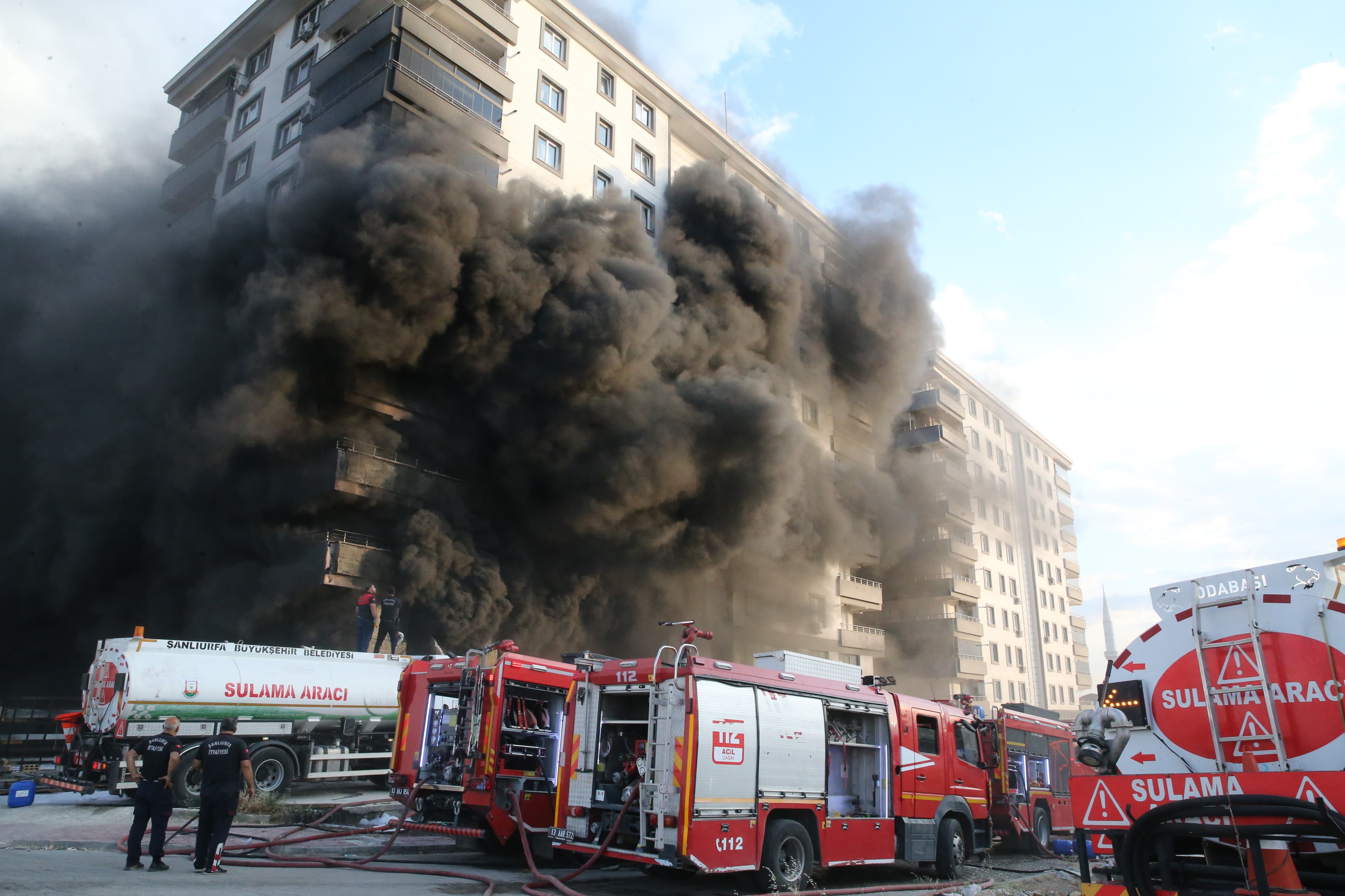 Şanlıurfa'da 10 katlı apartmanda yangın çıktı