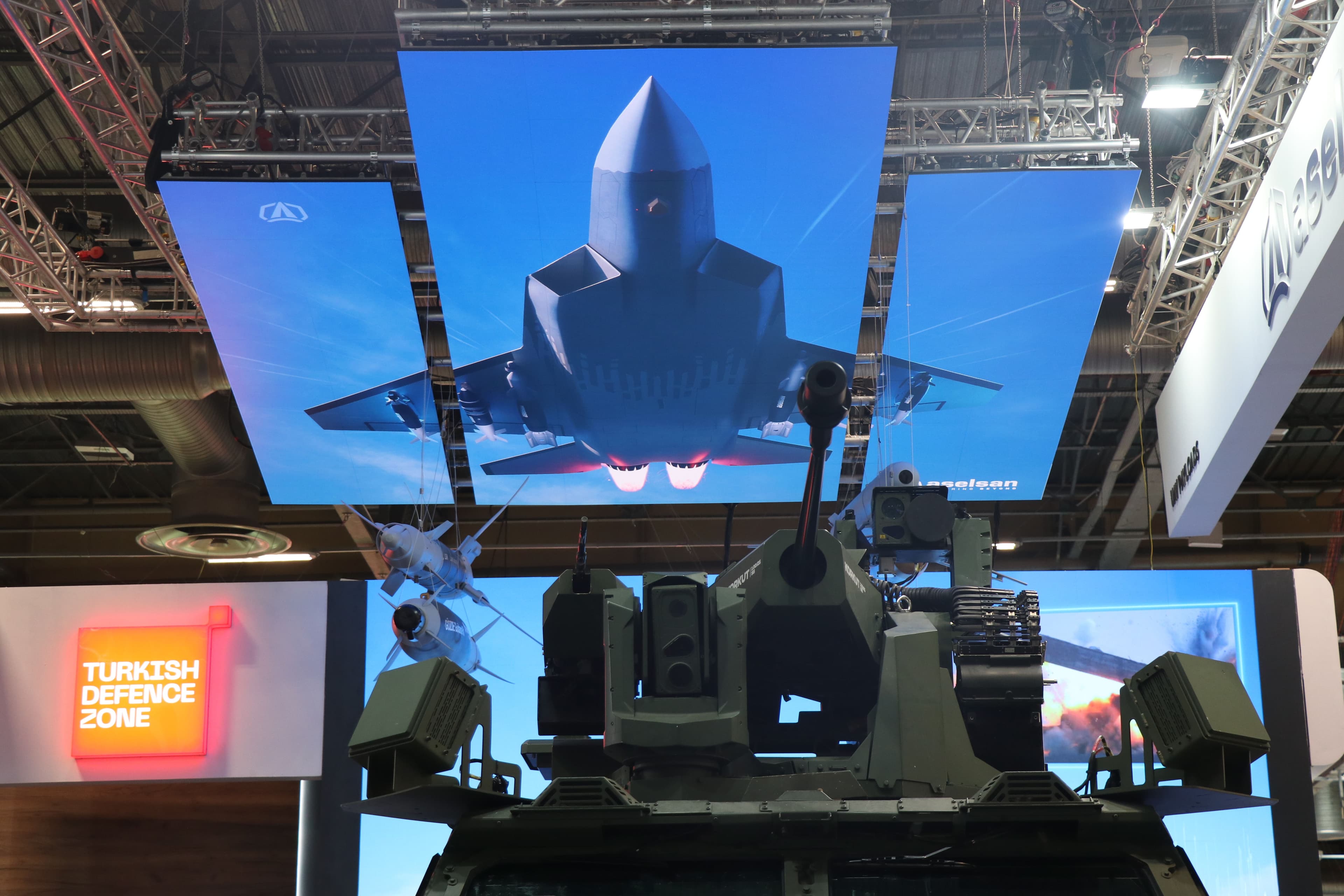 Türk savunma sanayisi Eurosatory Fuarı'nda ürünlerini sergiliyor