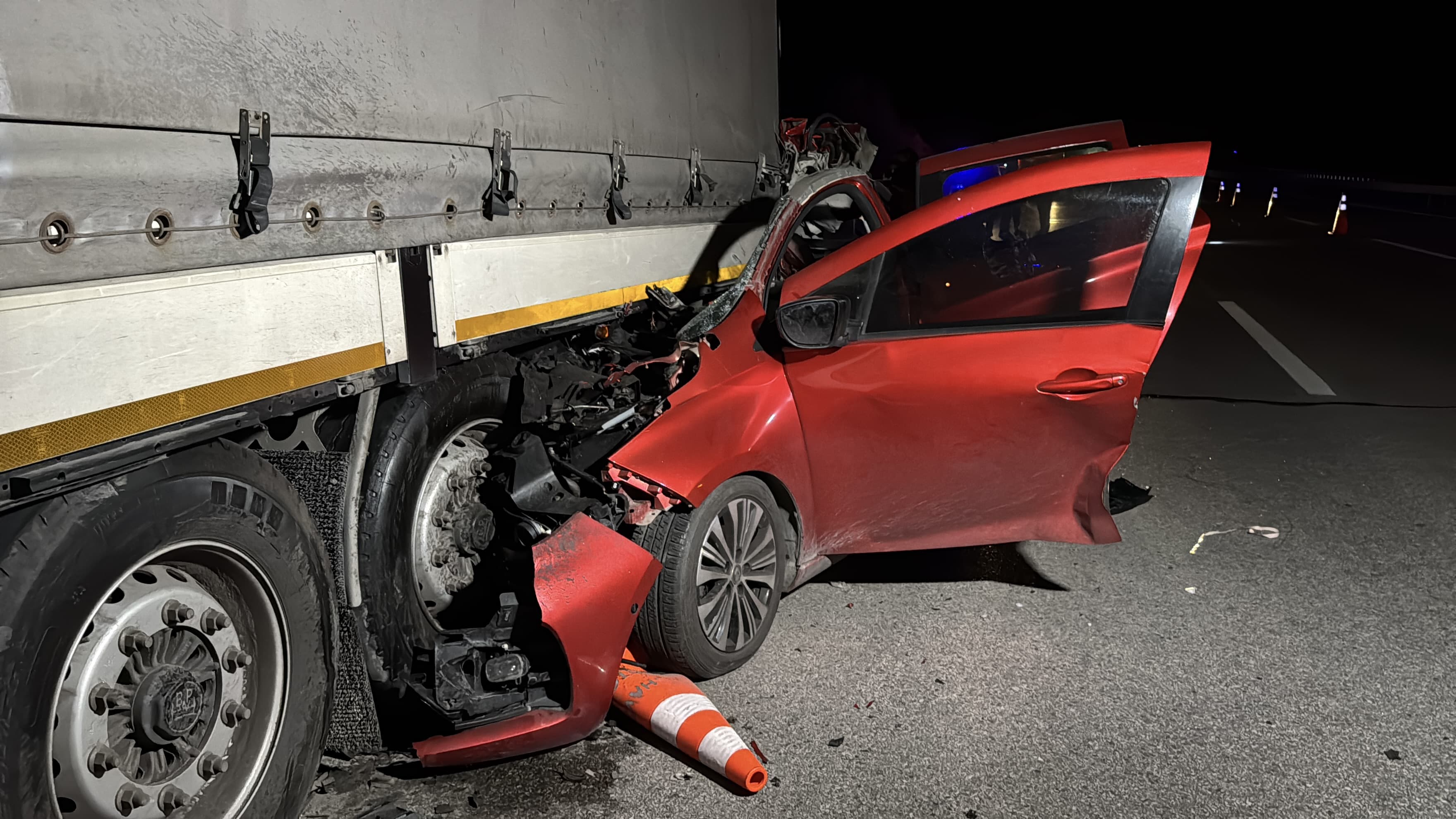 Edirne'de tıra çarpan otomobilin sürücüsü hayatını kaybetti