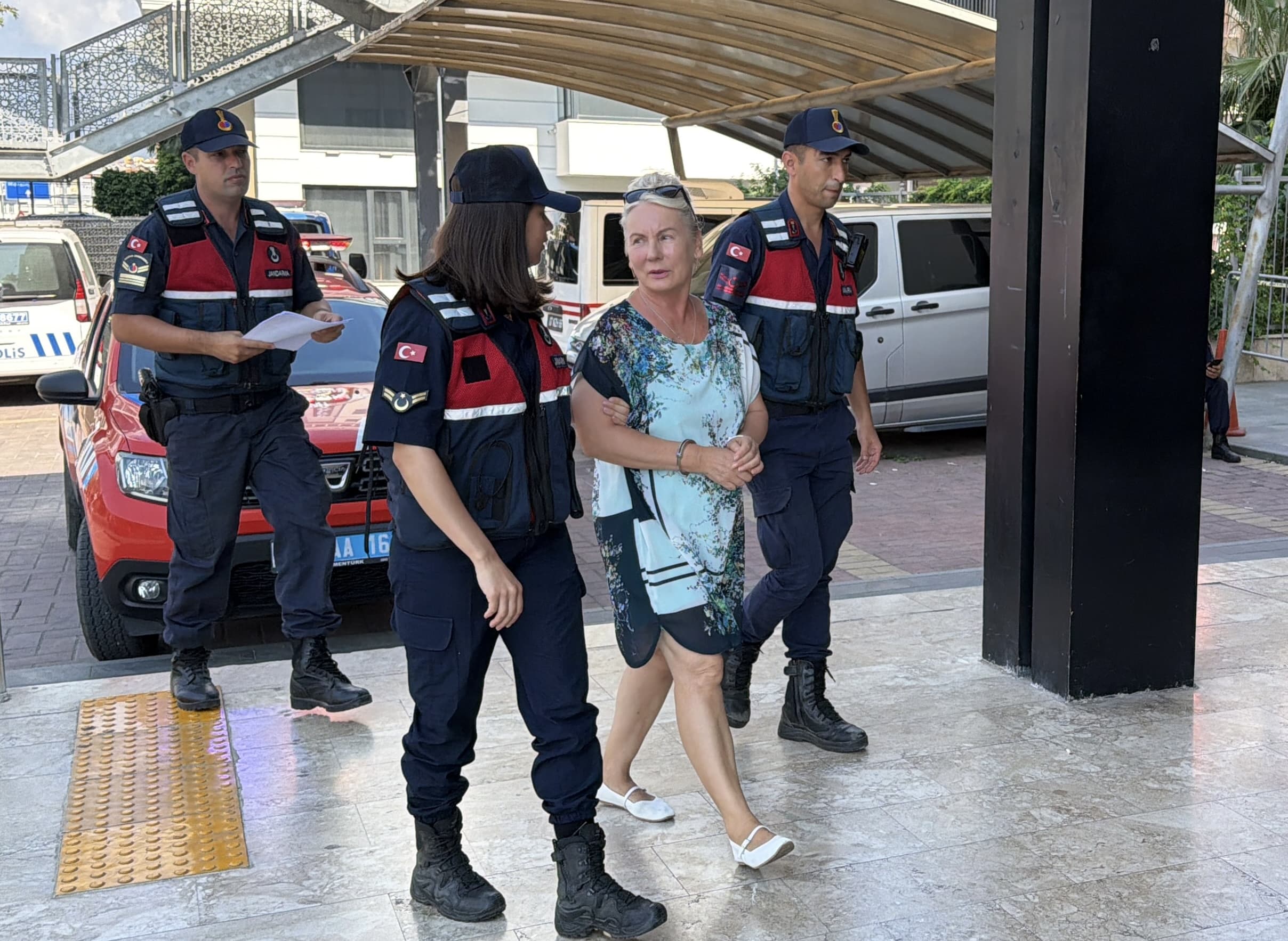 Haşema giyen kız çocuğu havuza alınmadı, site yöneticisi tutuklandı