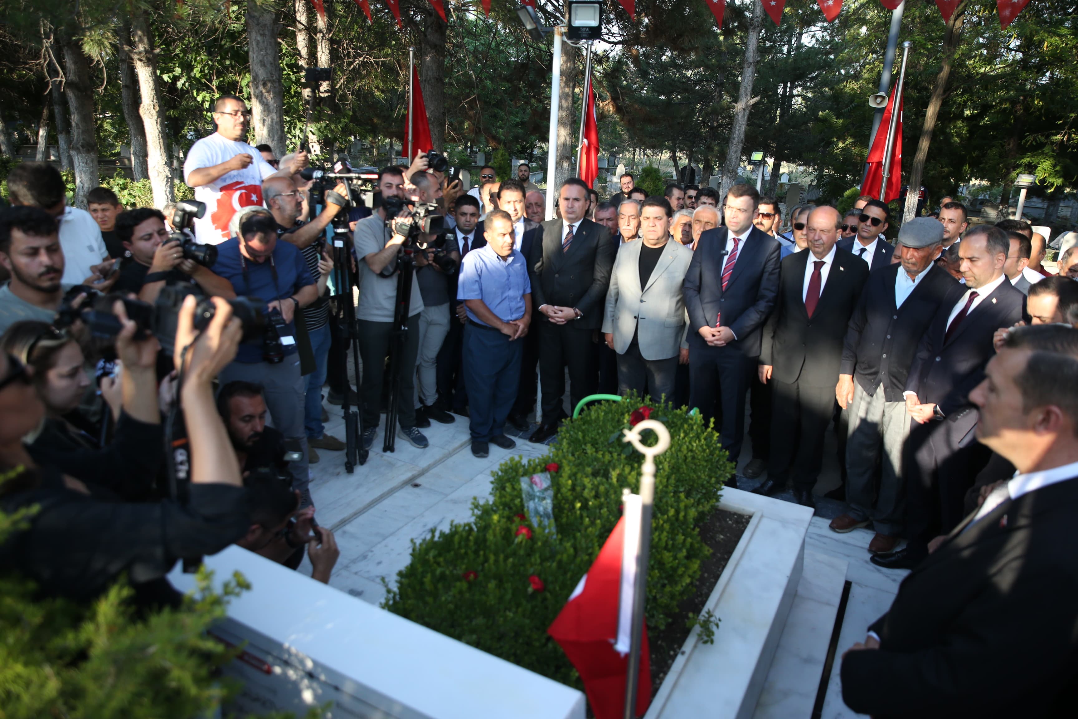 Ömer Halisdemir'in kabrinde anma töreni gerçekleştirildi