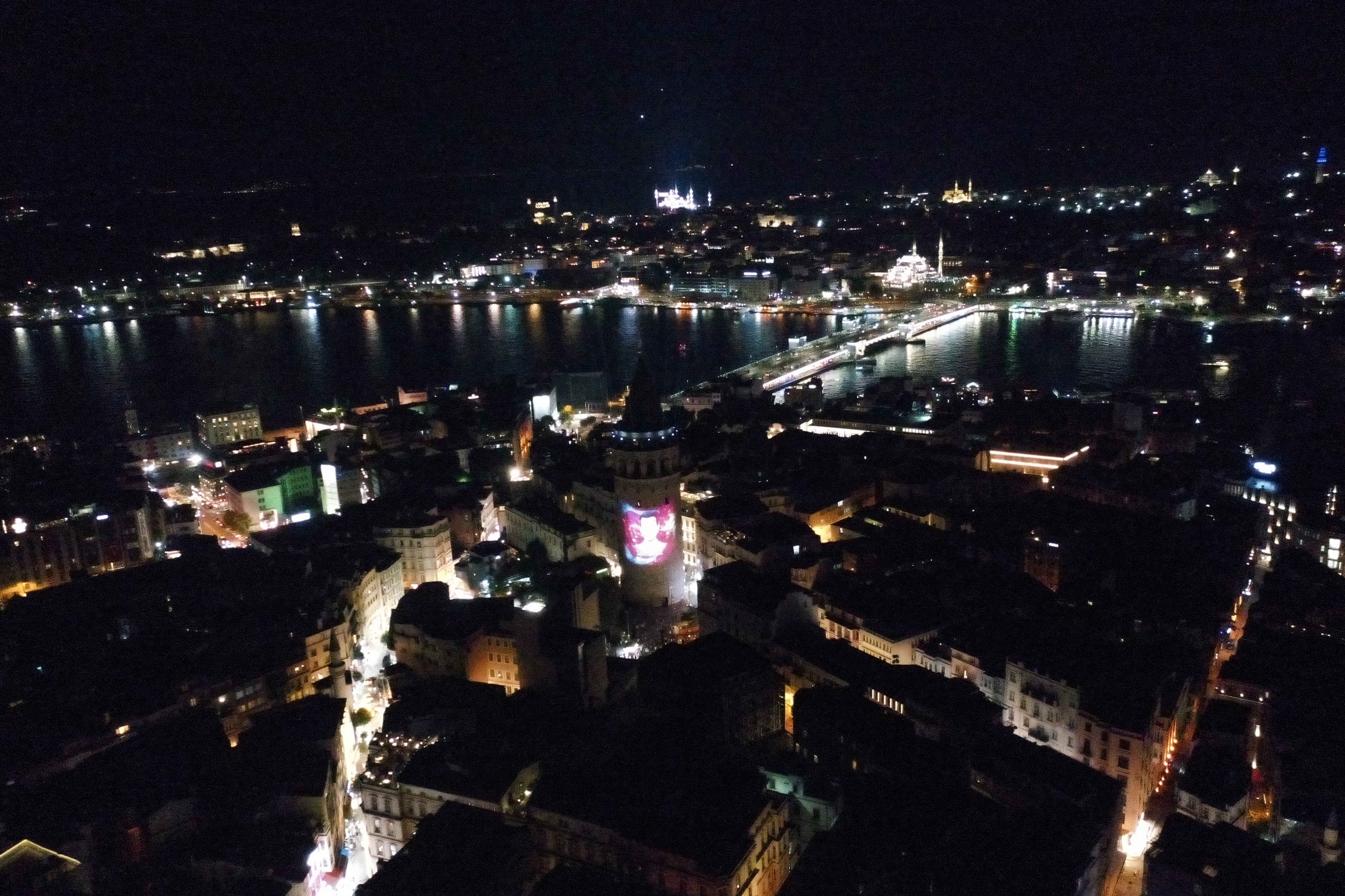 Galata Kulesi ve Kız Kulesi'nde 15 Temmuz'a özel gösteri yapıldı