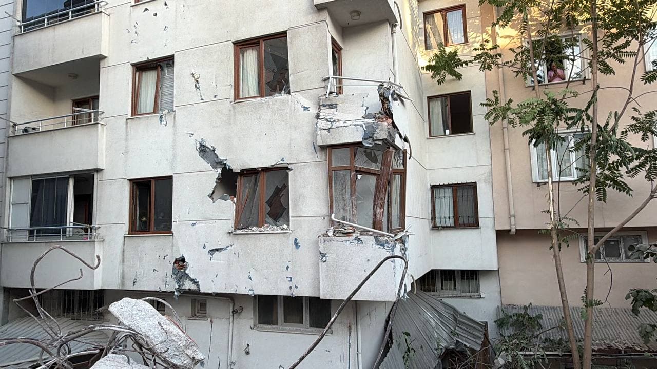 Küçükçekmece'de yıkım sırasında bina yan apartmana devrildi