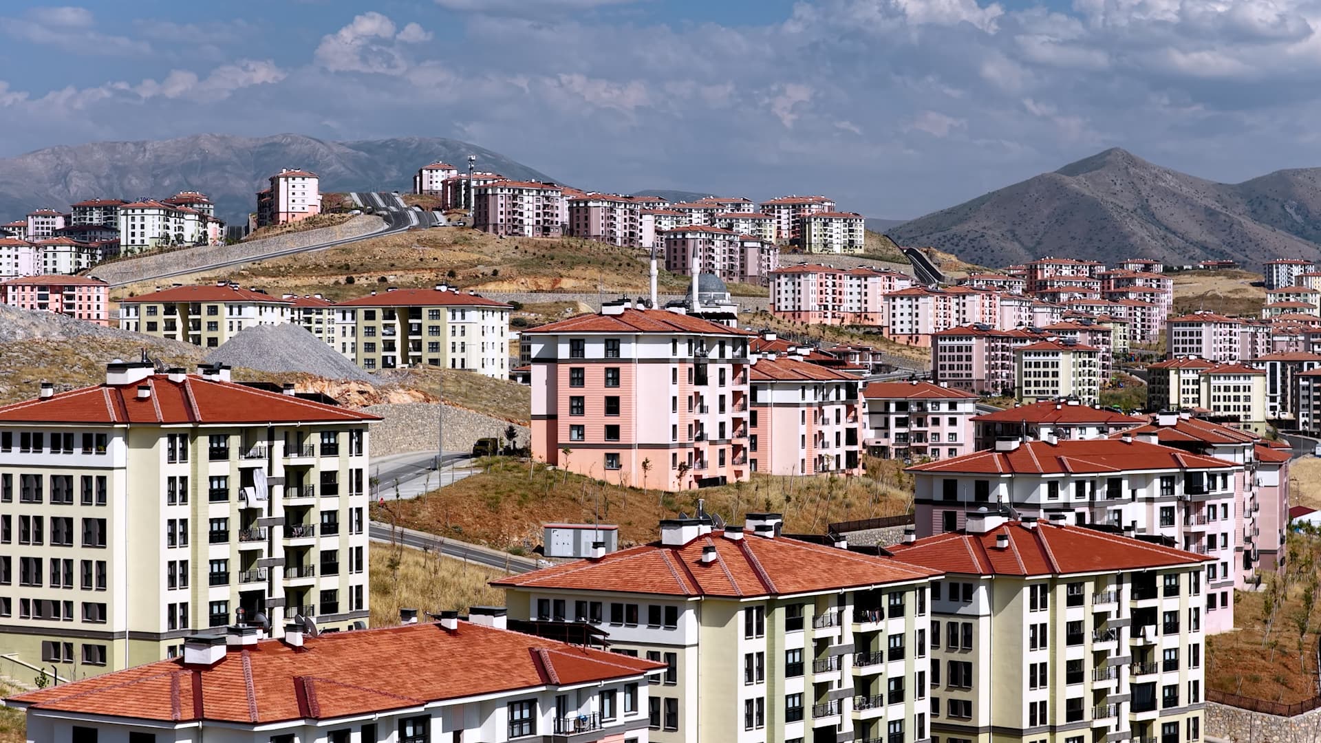 Bakan Kurum: 81 ilde 7 milyon kişiye sosyal konut teslim edildi