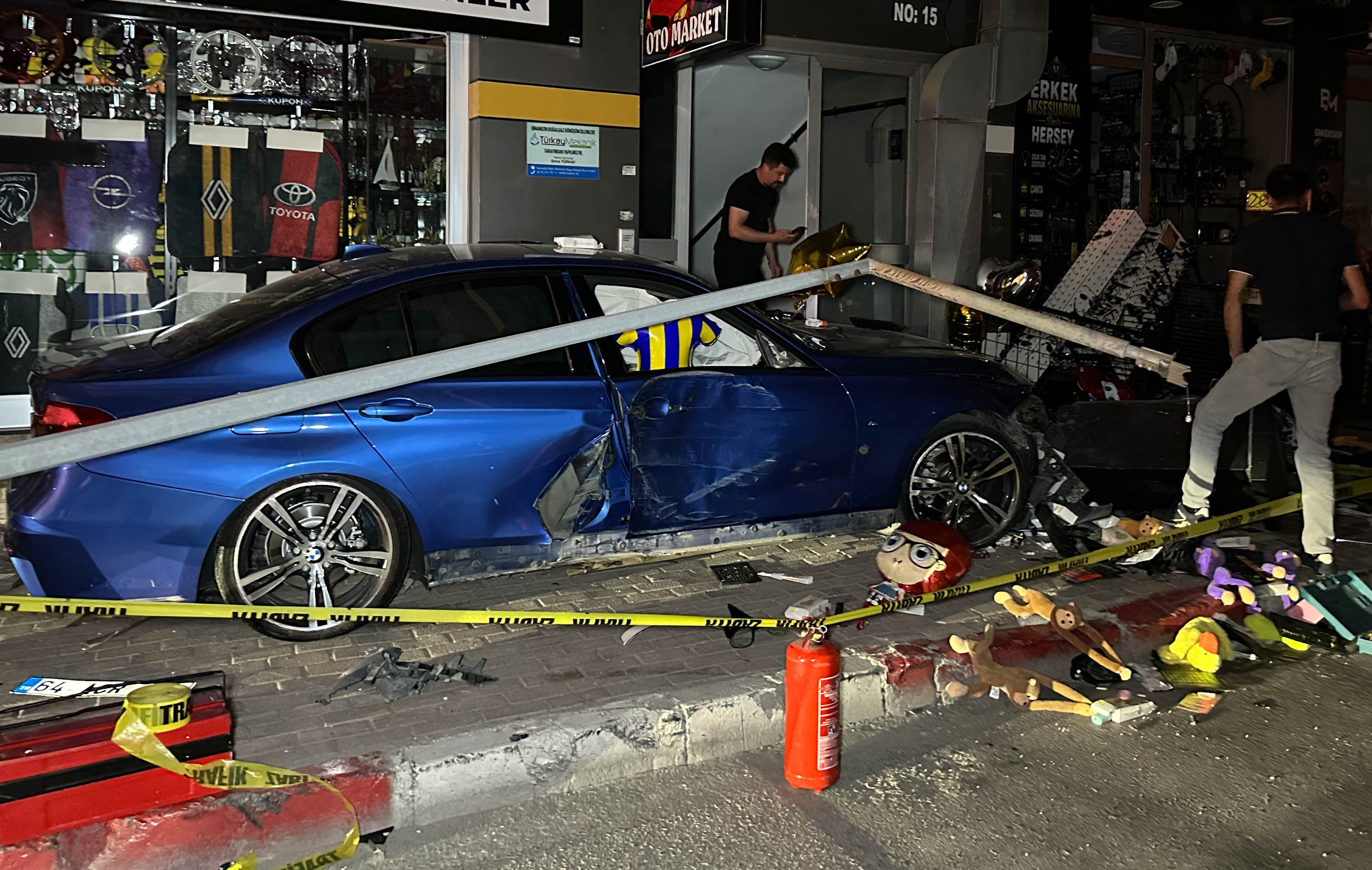Uşak'ta otomobil kaldırımdaki yayalara çarptı, 4 yaralı