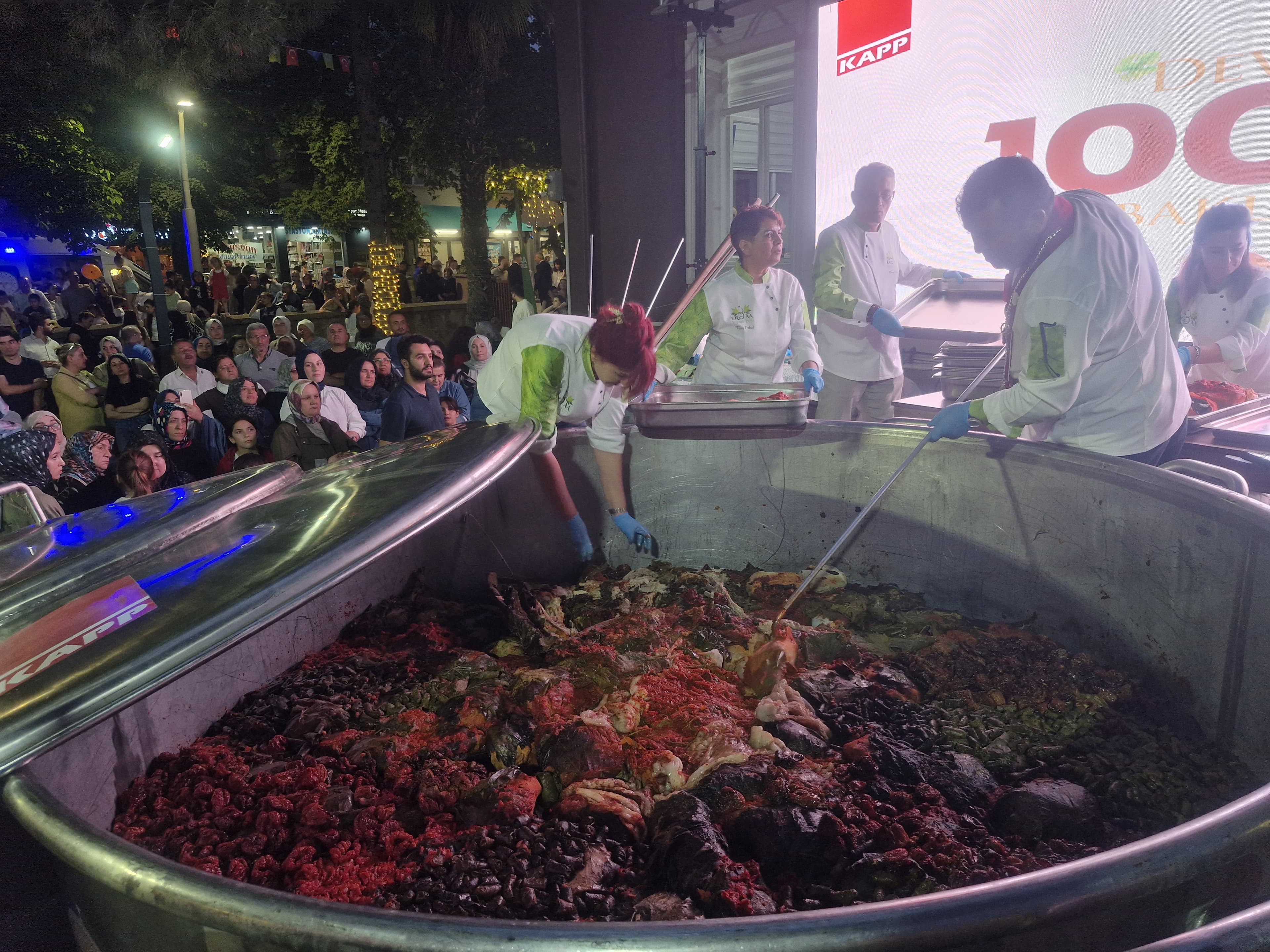 Erbaa Festivali'nde dev kazanda 280 bin bakla dolması pişirildi
