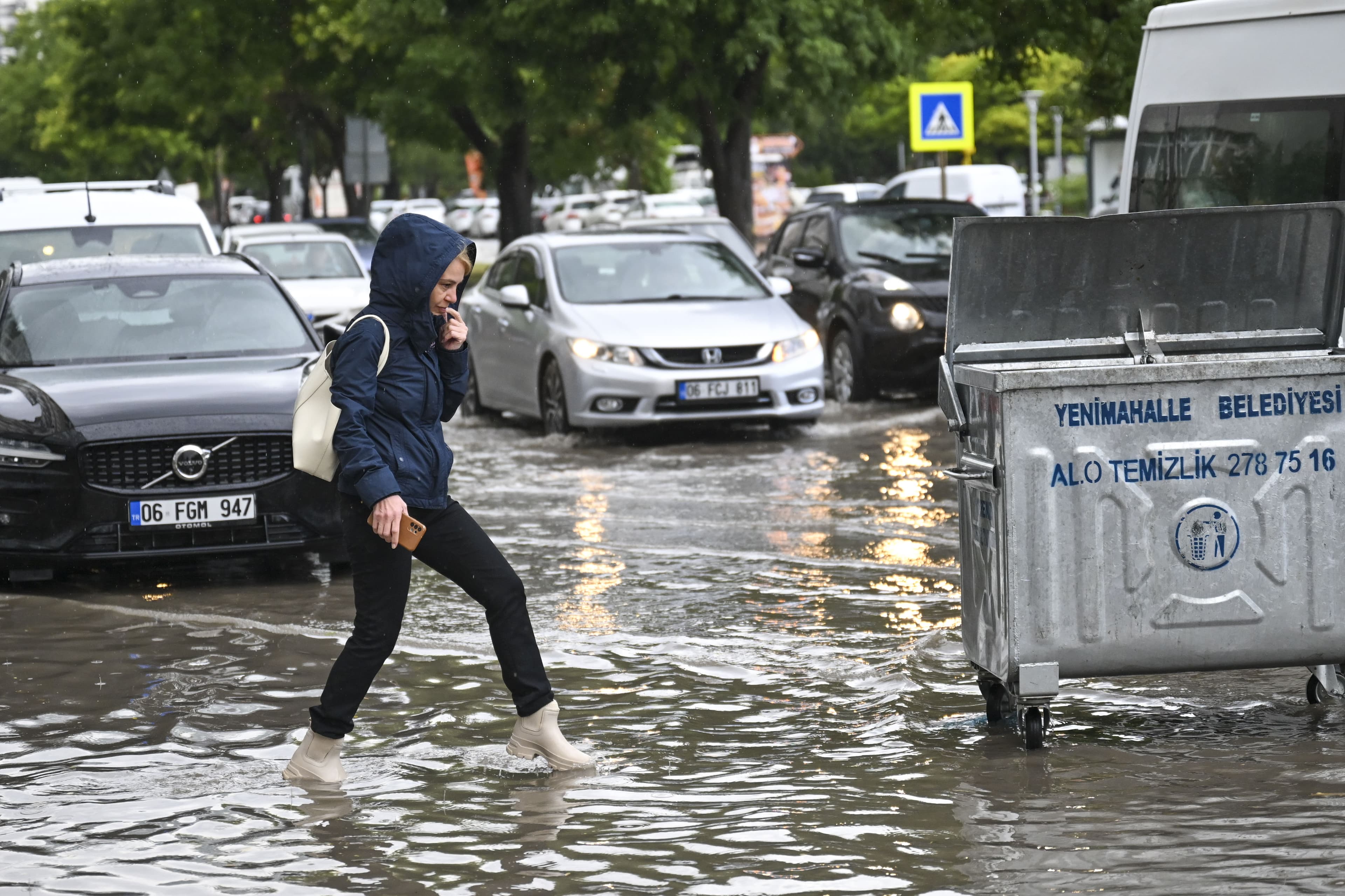 Türkiye'de yaz ortasında kış havası, İstanbul ve Ankara'da yollar suyla doldu