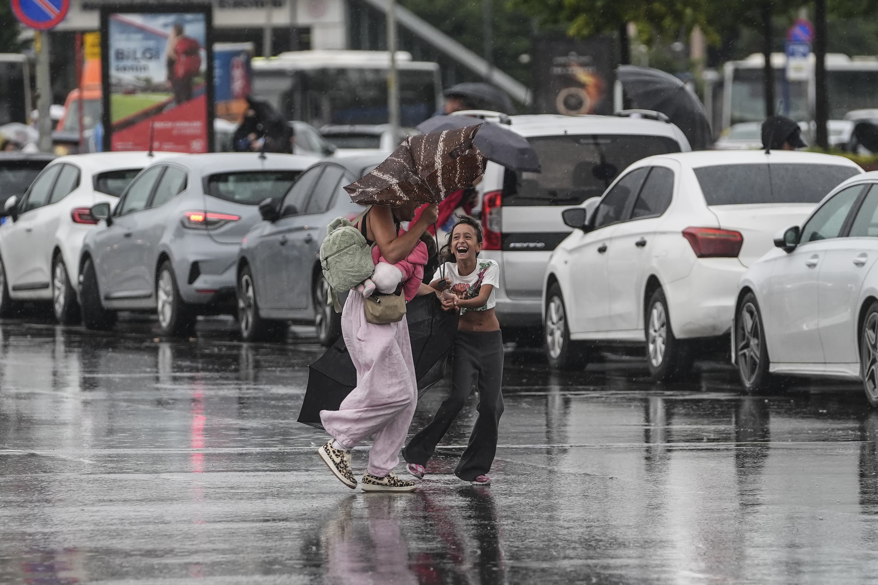 Balkanlardan serin hava geldi, sıcaklıklar düşecek.