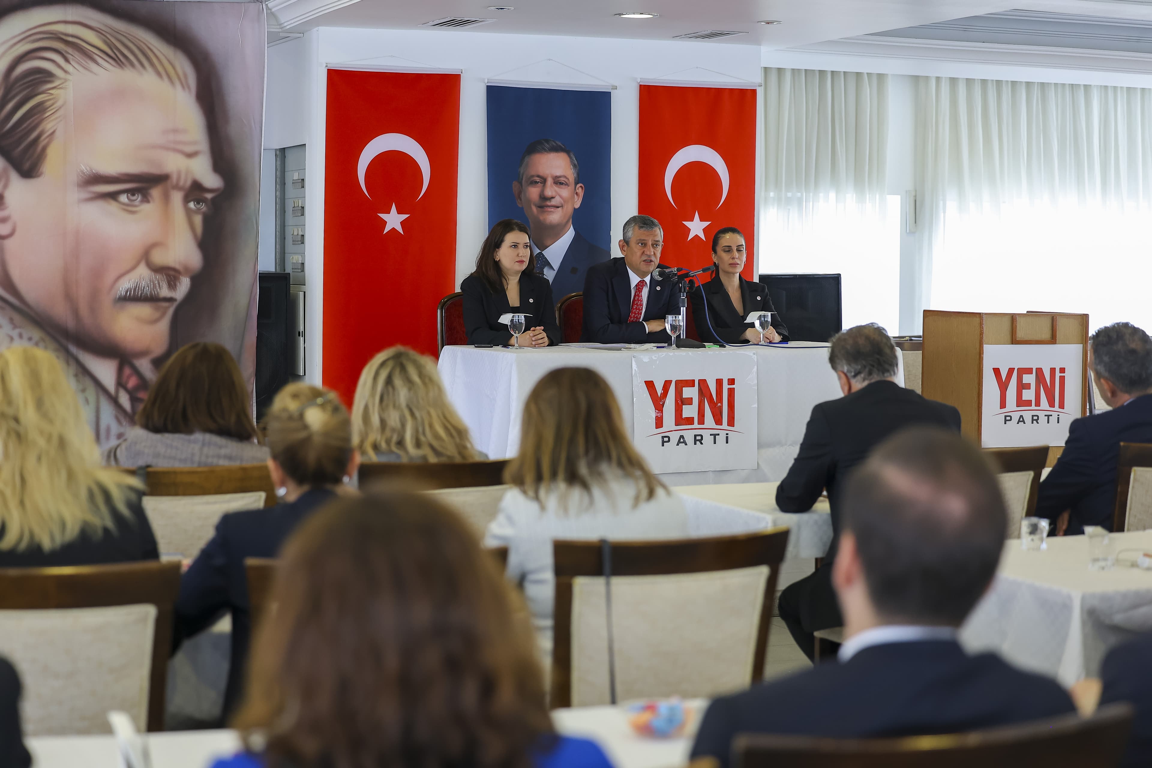 Özgür Özel: 200'den fazla belediye başkanı Yeni Parti'ye katılacak