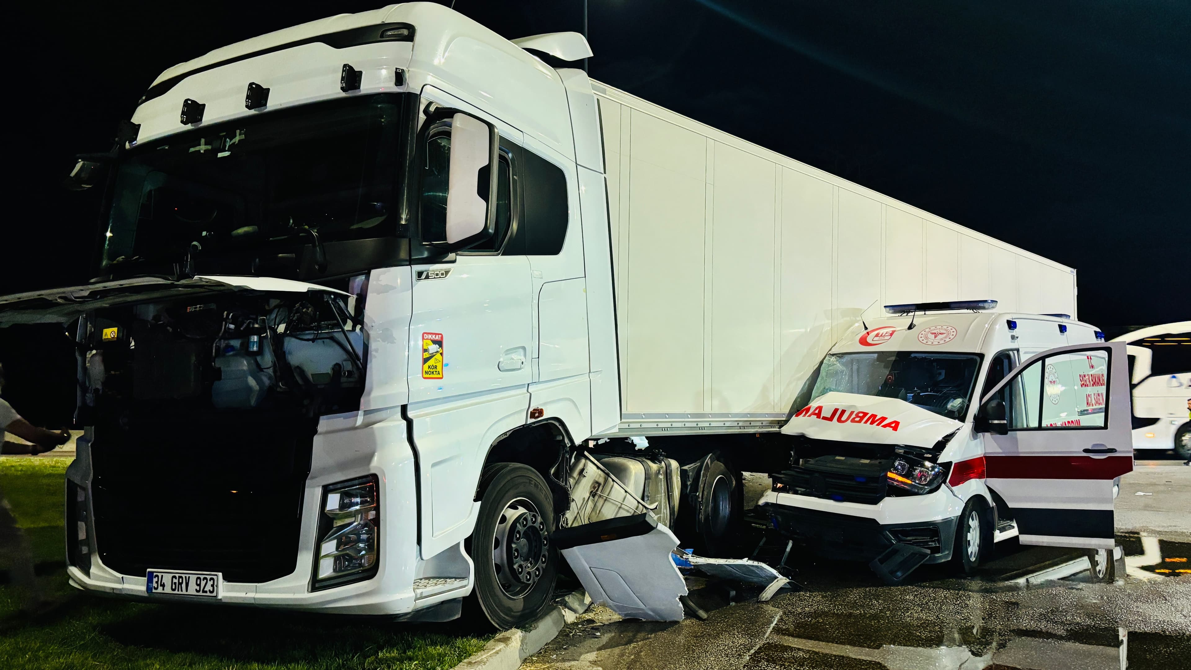 Tır, hasta taşıyan ambulansa çarptı; 6 yaralı