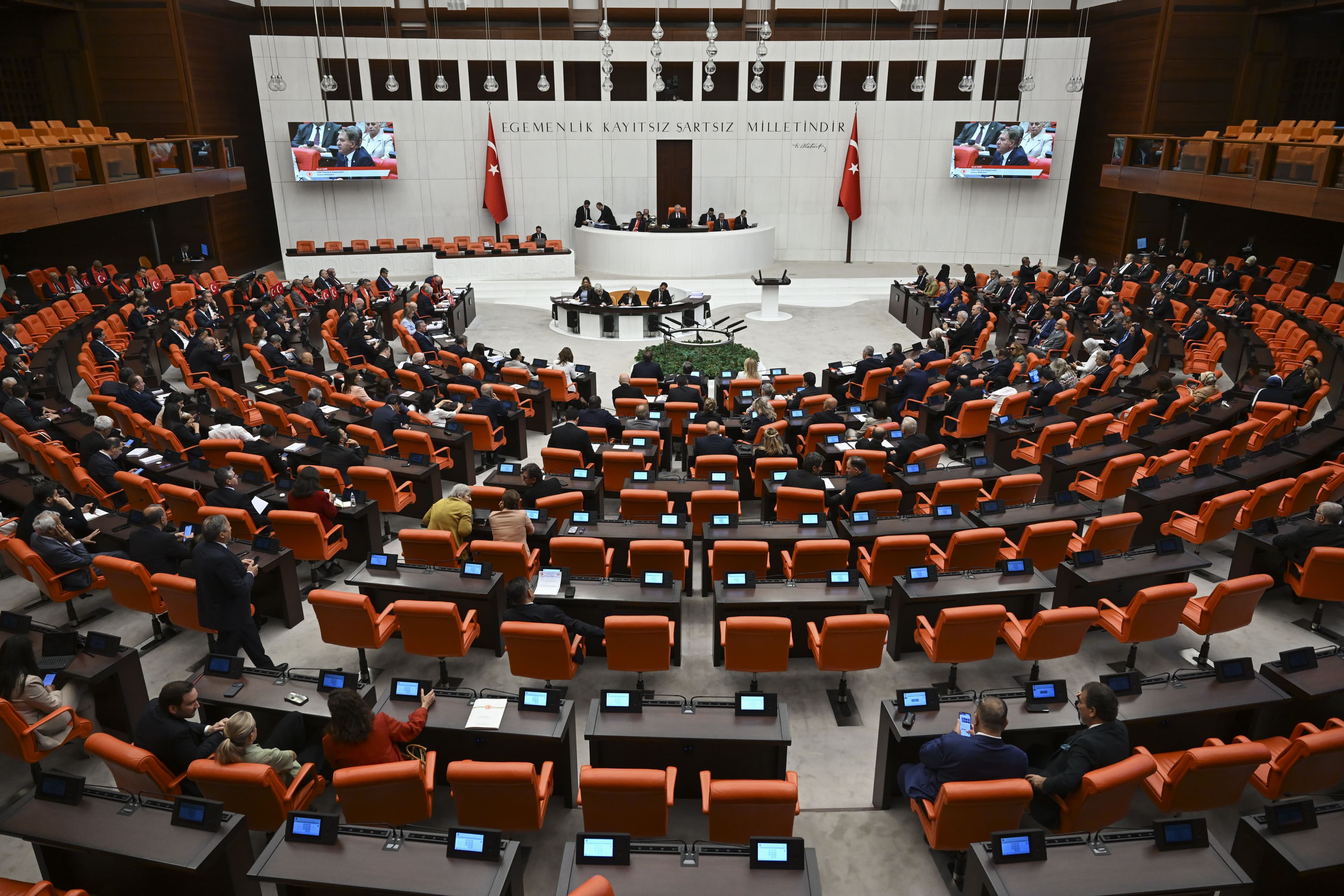 Üç milletvekili AK Parti'ye katıldı, Meclis'teki sandalye dağılımı değişti