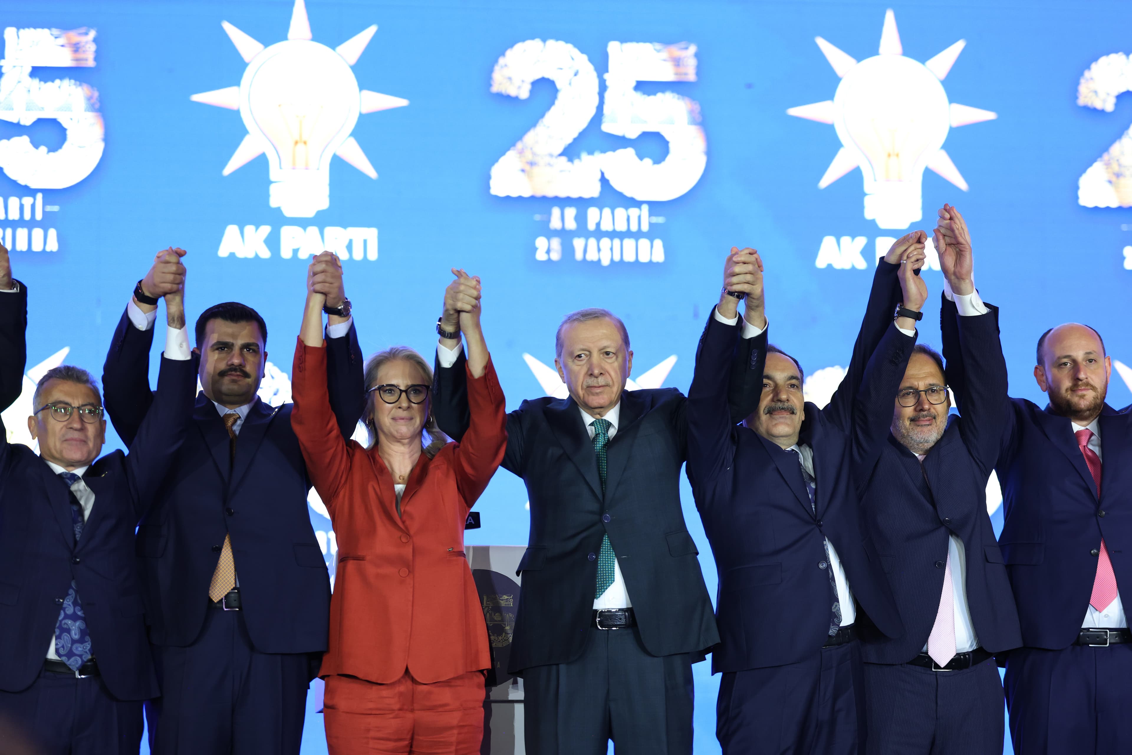AK Parti'ye 7 yeni belediye başkanı katıldı