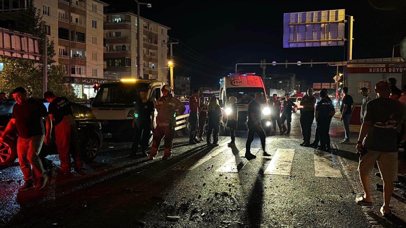 Bursa'da kırmızı ışık ihlali sonucu kaza: 1 ağır yaralı, 5 yaralı