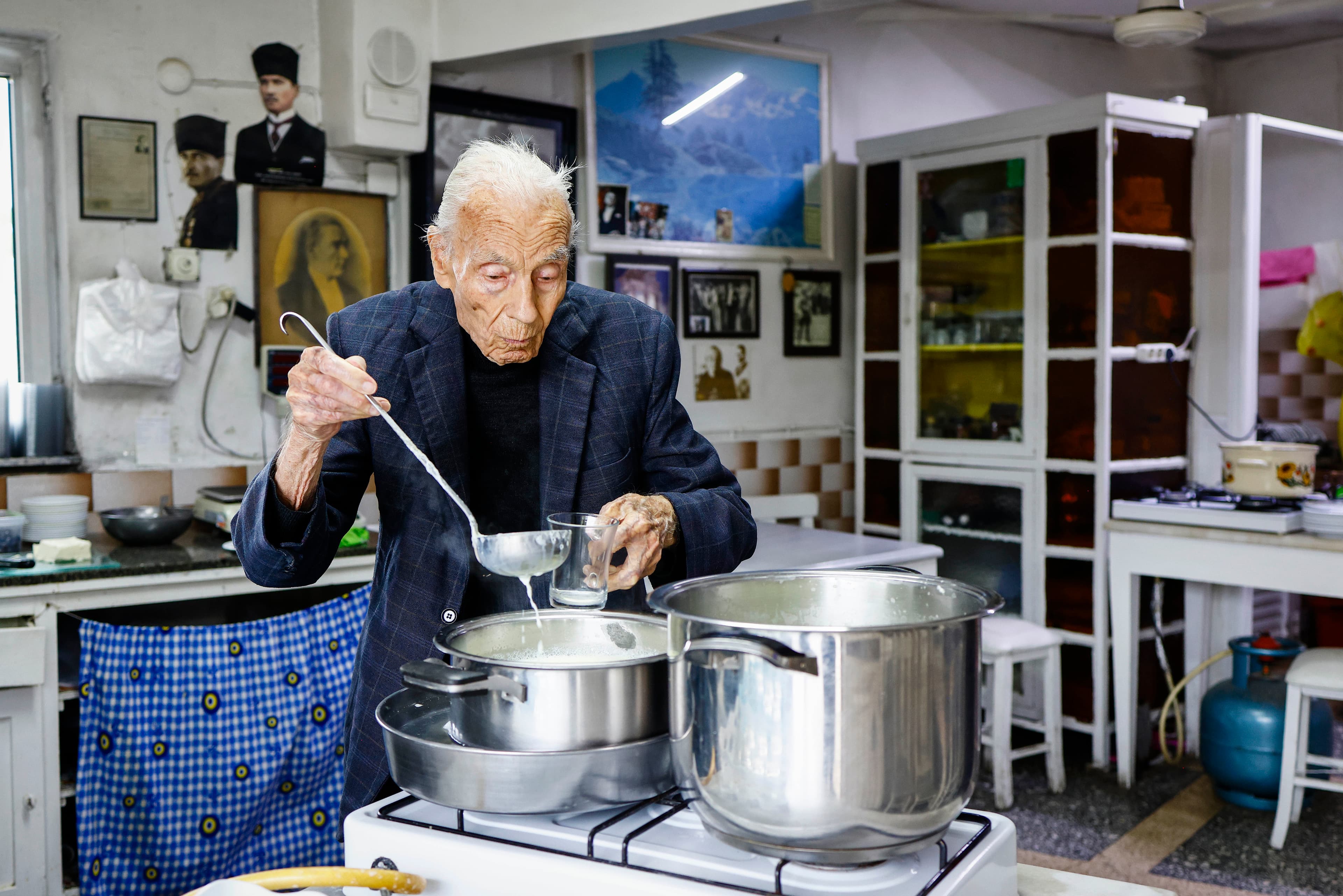 Eşref Taşkın, 80 yıllık dükkanını kapattı