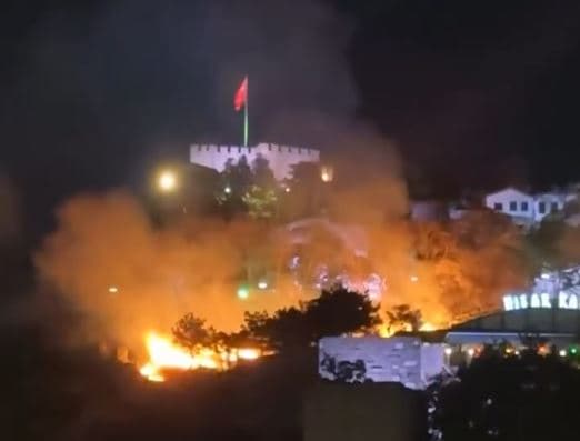 Ankara Kalesi çevresinde yangın çıktı
