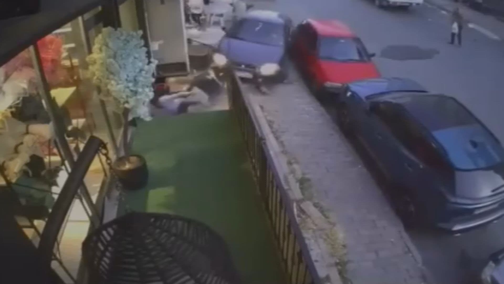 Arnavutköy'de otomobil kaldırımdaki kişiye çarptı