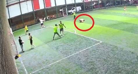 Halı saha maçında fenalaşan genç hastanede hayatını kaybetti