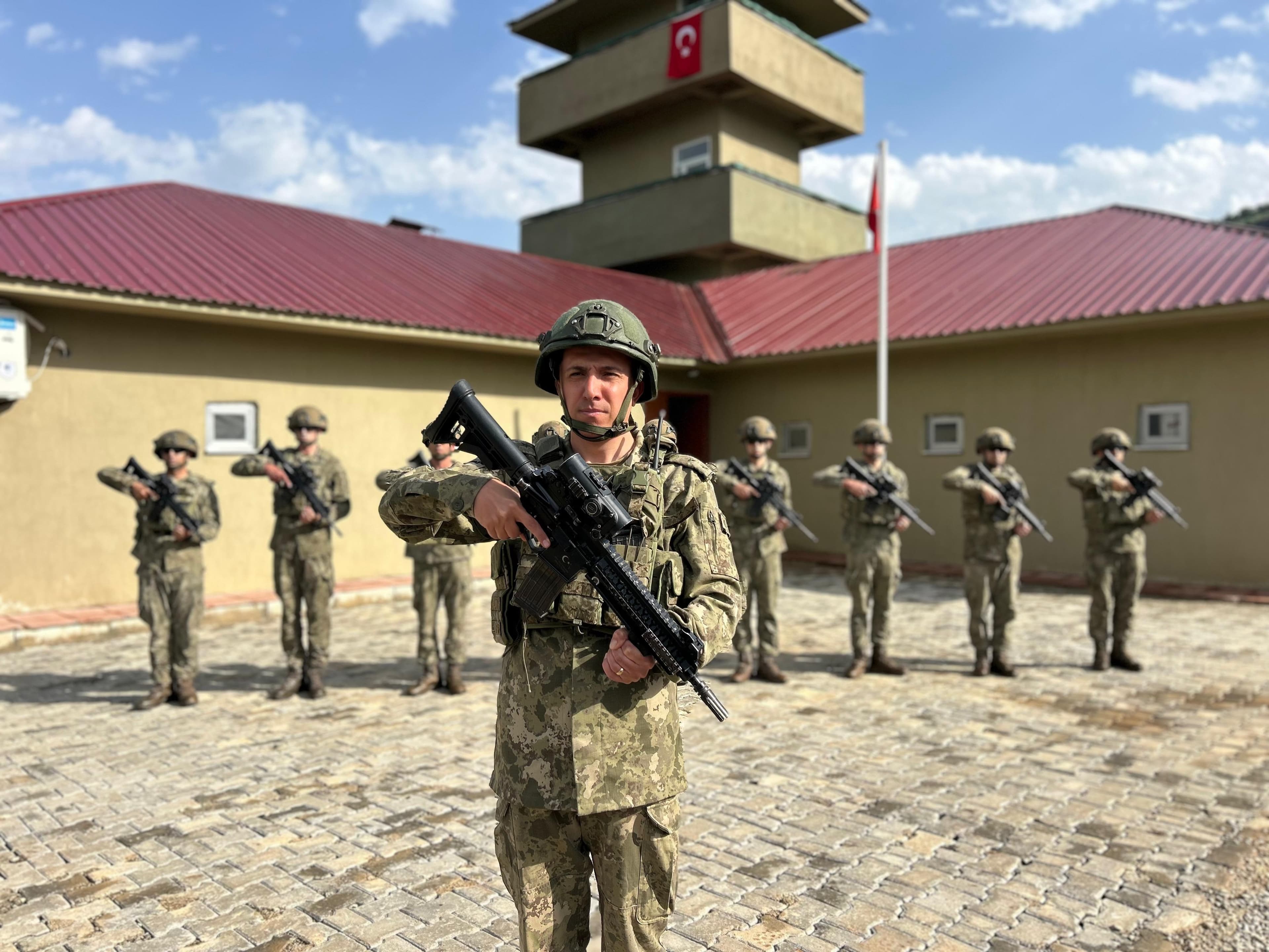 Hakkari'de Mehmetçik bayram coşkusunu sınırda yaşıyor