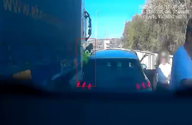Çeşme'de yakıtı biten araca yardım eden jandarma kaza tehlikesi yaşadı