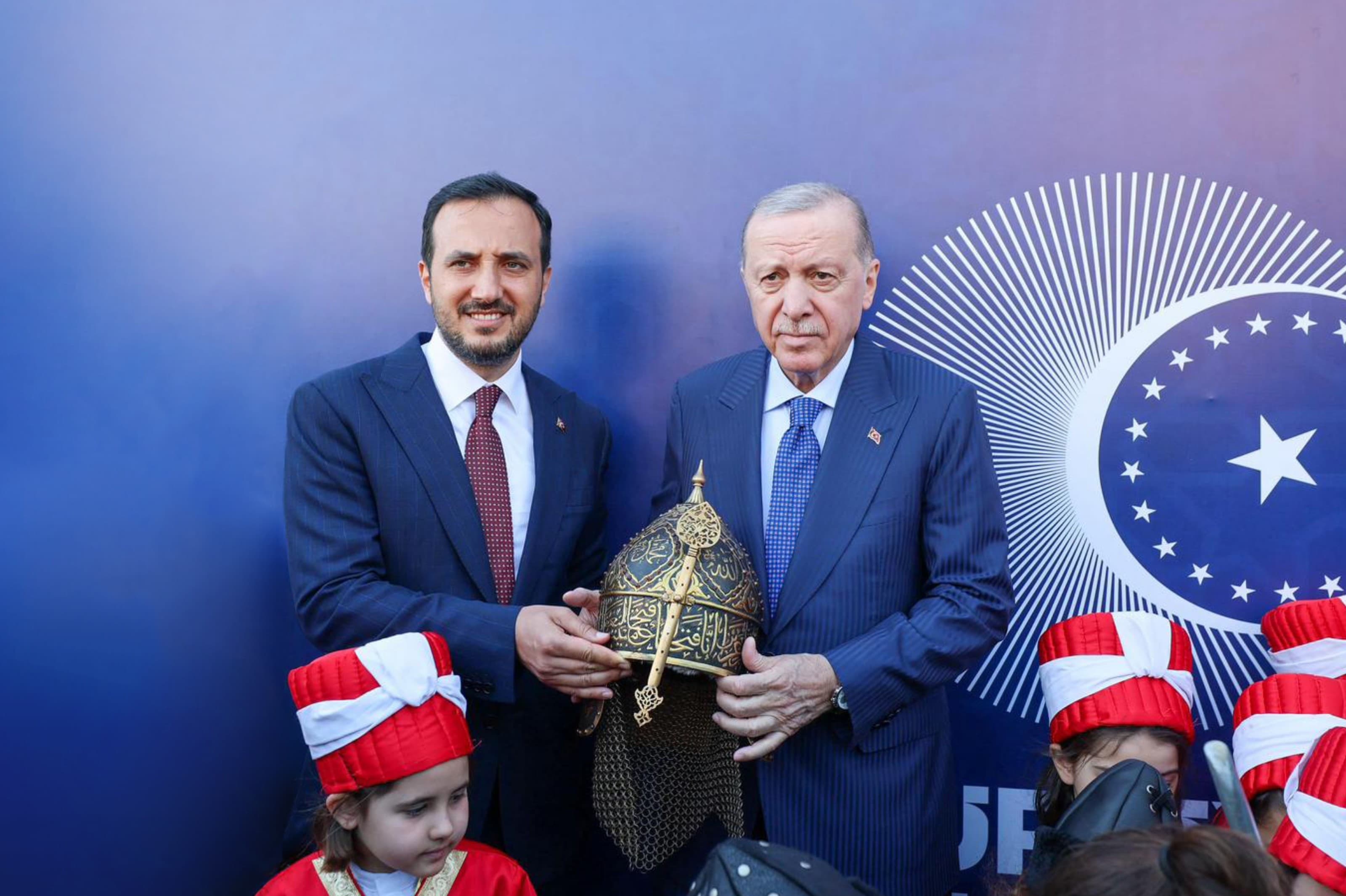 Cumhurbaşkanı Erdoğan'a İstanbul'da miğfer hediye edildi