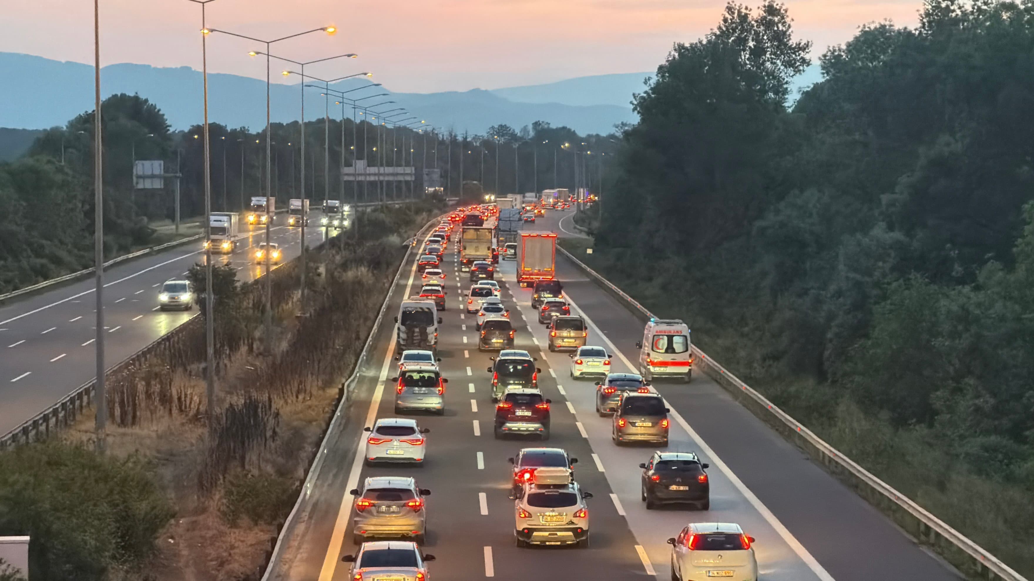 Bayram tatili dönüşü trafikte yoğunluk devam ediyor