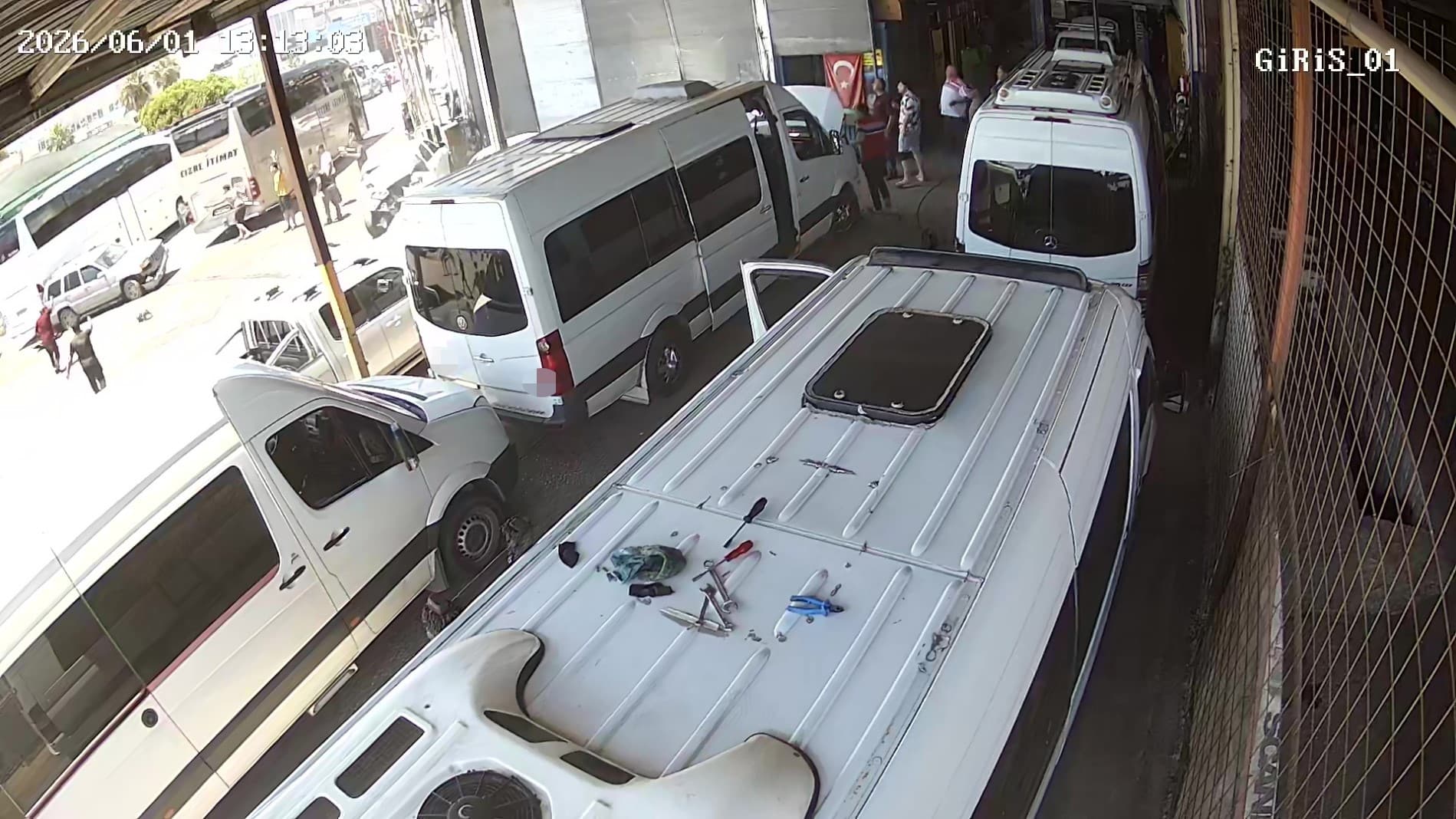 Antalya'da kontrolden çıkan araç 7 araca zarar verdi