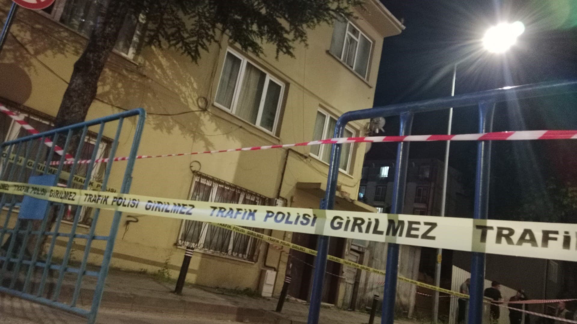 Temel kazısı yapılan sokakta, 3 katlı bina tahliye edildi