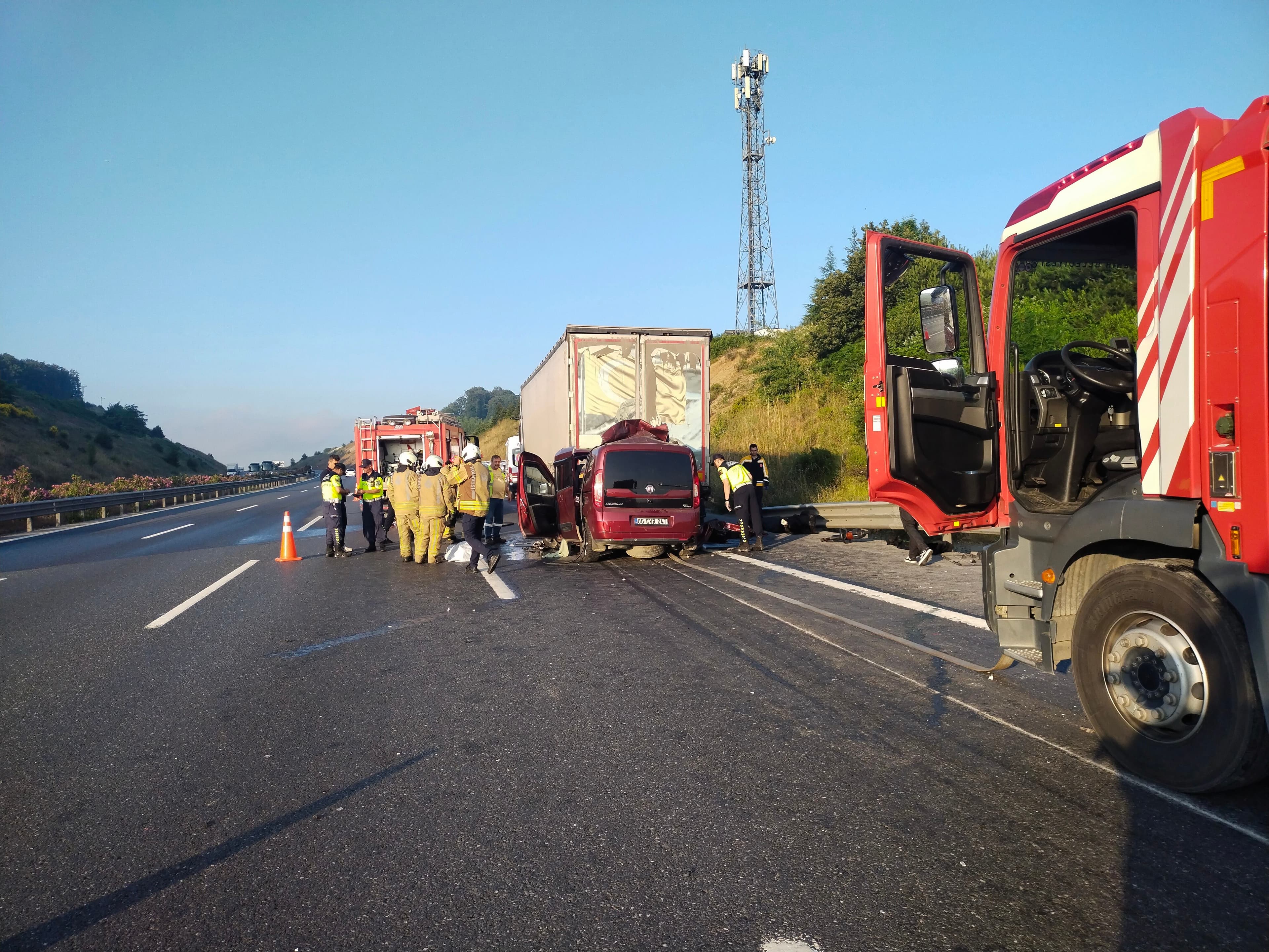 Kuzey Marmara Otoyolu'nda TIR'a çarpan hafif ticari araçta 3 kişi hayatını kaybetti