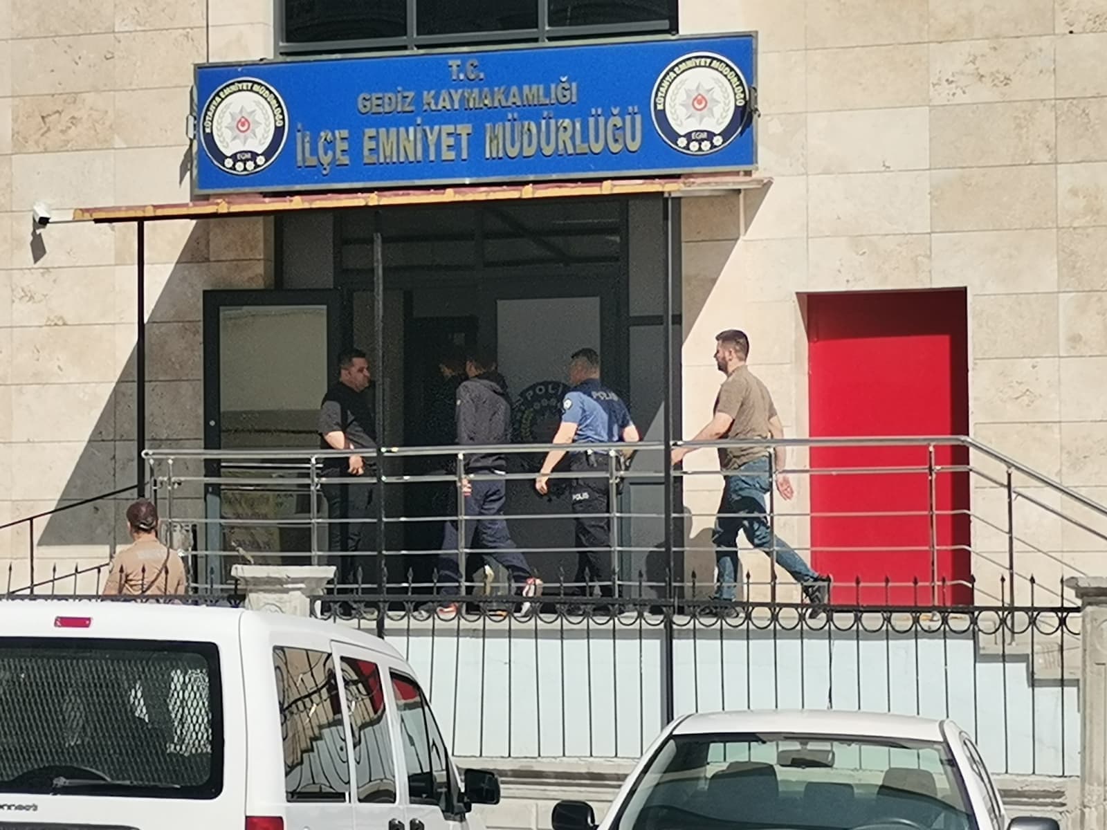 Gediz'de 14 yaşındaki kıza cinsel istismar: 6 kişi tutuklandı