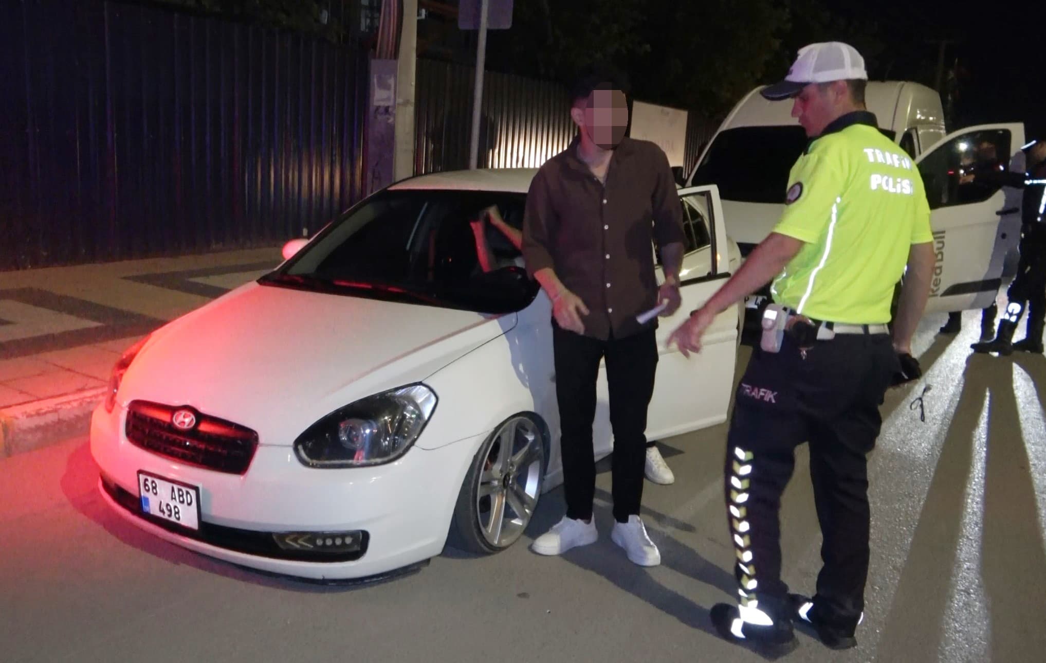 Aksaray'da sürücü, abartılı ışıklandırmayla polis çevirmesine takıldı