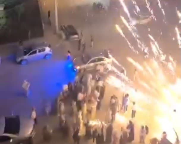 Nişan kutlamasında havai fişek misafirlerin üzerine düştü