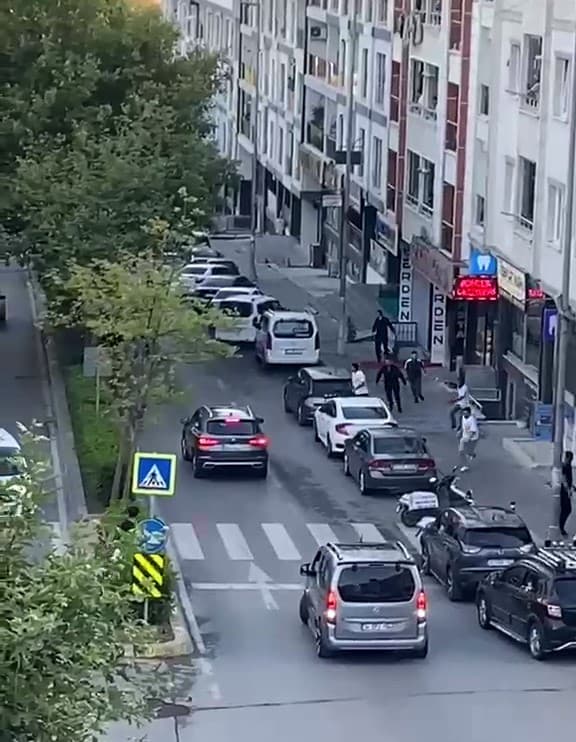 Emlakçıdaki tartışma sokakta bıçaklı kavgaya dönüştü