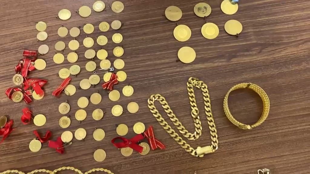 Kadın, apartmanın önünde altın çanta bulup polise teslim etti