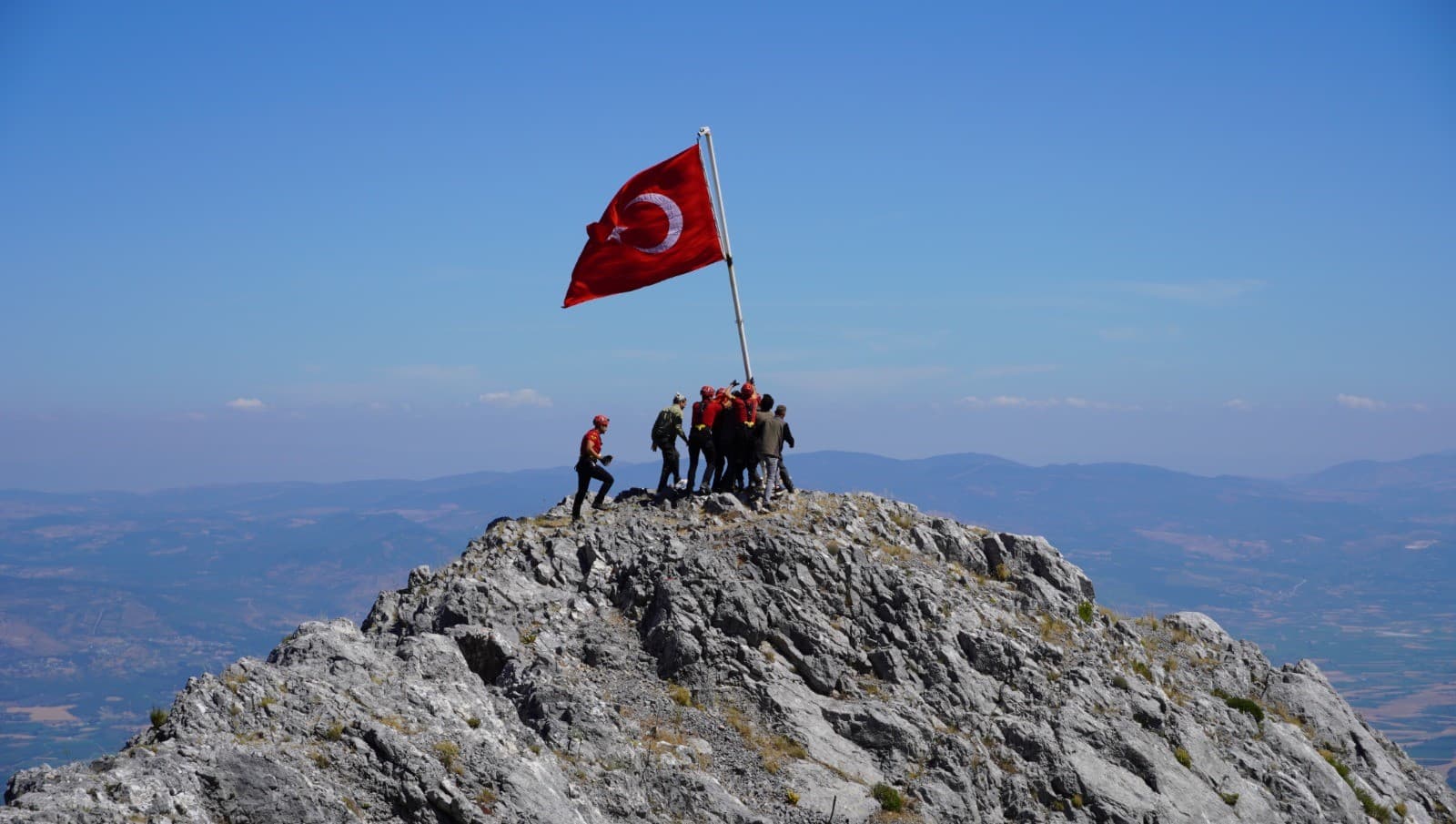 Spil Dağı'nda 15 Temmuz anma töreninde Türk bayrağı göndere çekildi