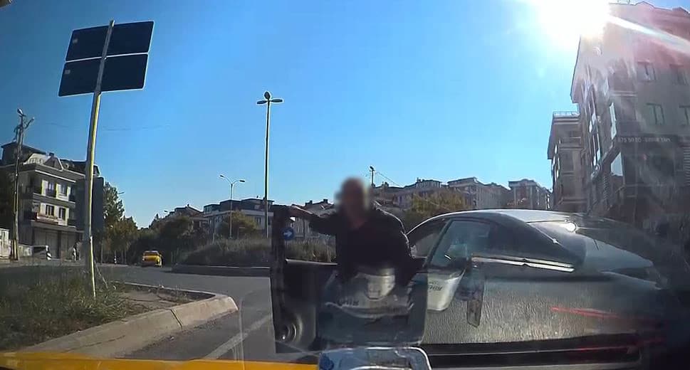 Beylikdüzü'nde trafik magandası taksiyi durdurup saldırdı