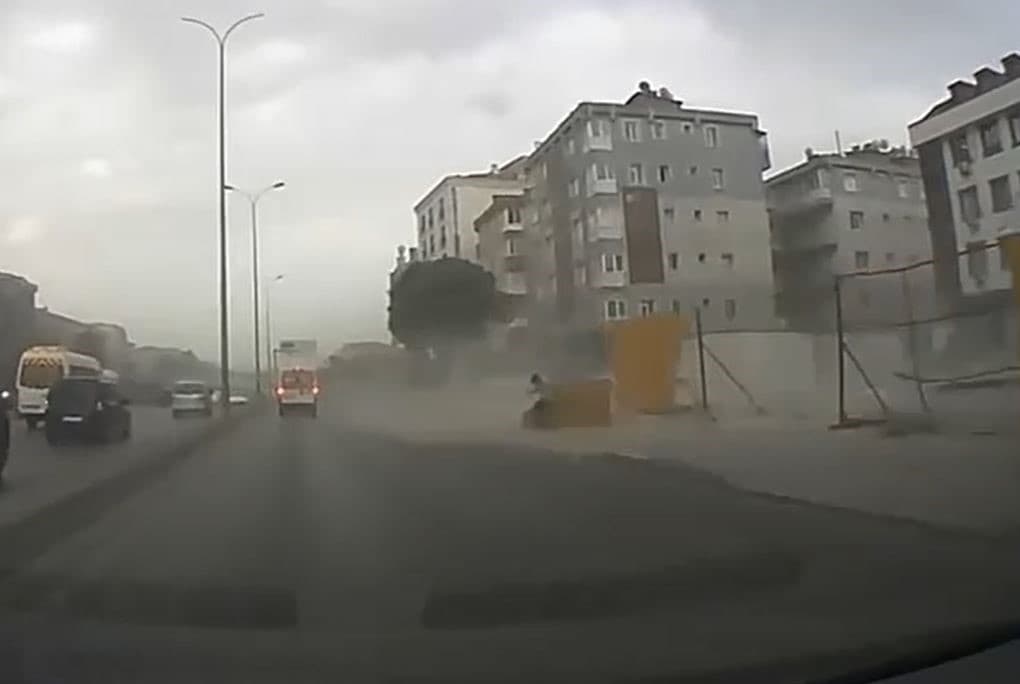 Avcılar'da fırtınada inşaat bariyerleri savruldu