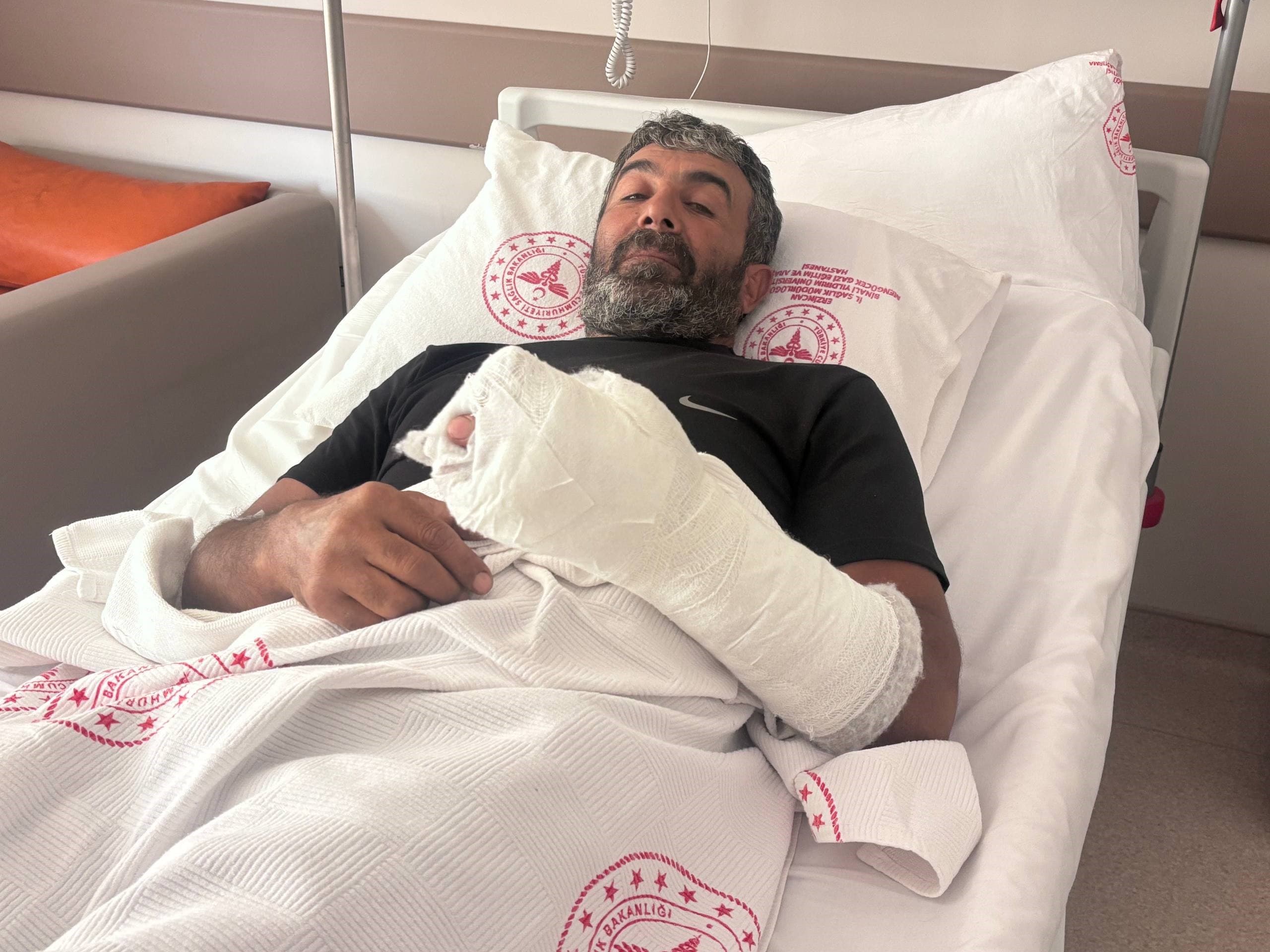 Erzincan'da ayı saldırısında yaralanan kişi hastaneye kaldırıldı.