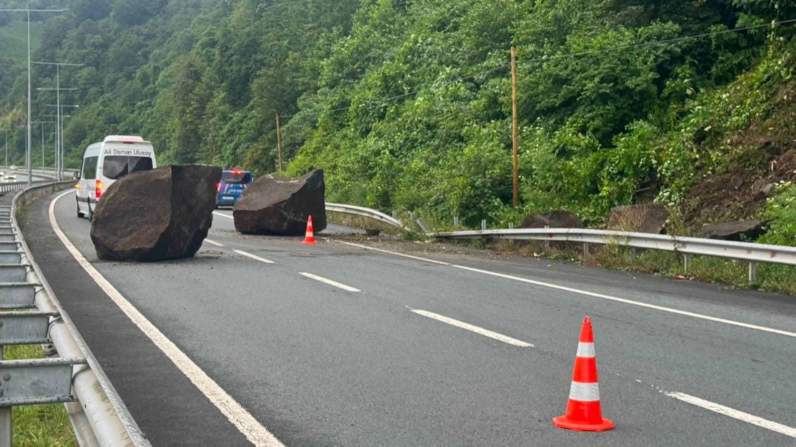 Rize'de sağanak sonrası kayalar Karadeniz Sahil Yolu'nu kapattı