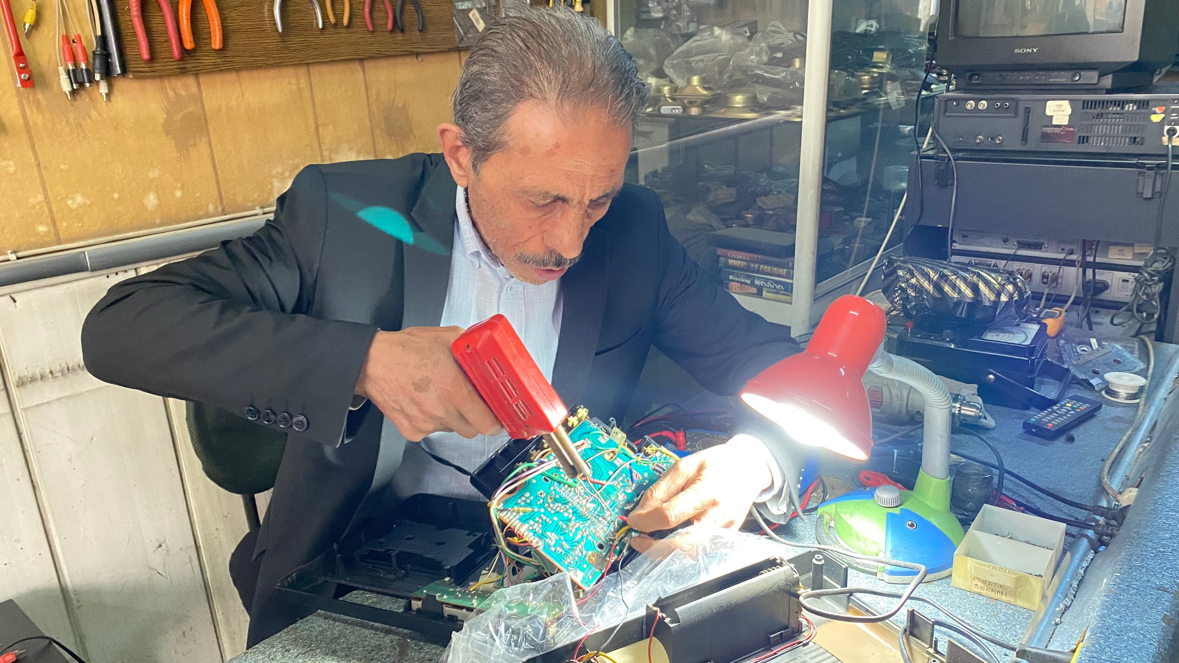 74 yaşındaki Necip Aksakal, 50 yıldır elektronik aletleri onarıyor