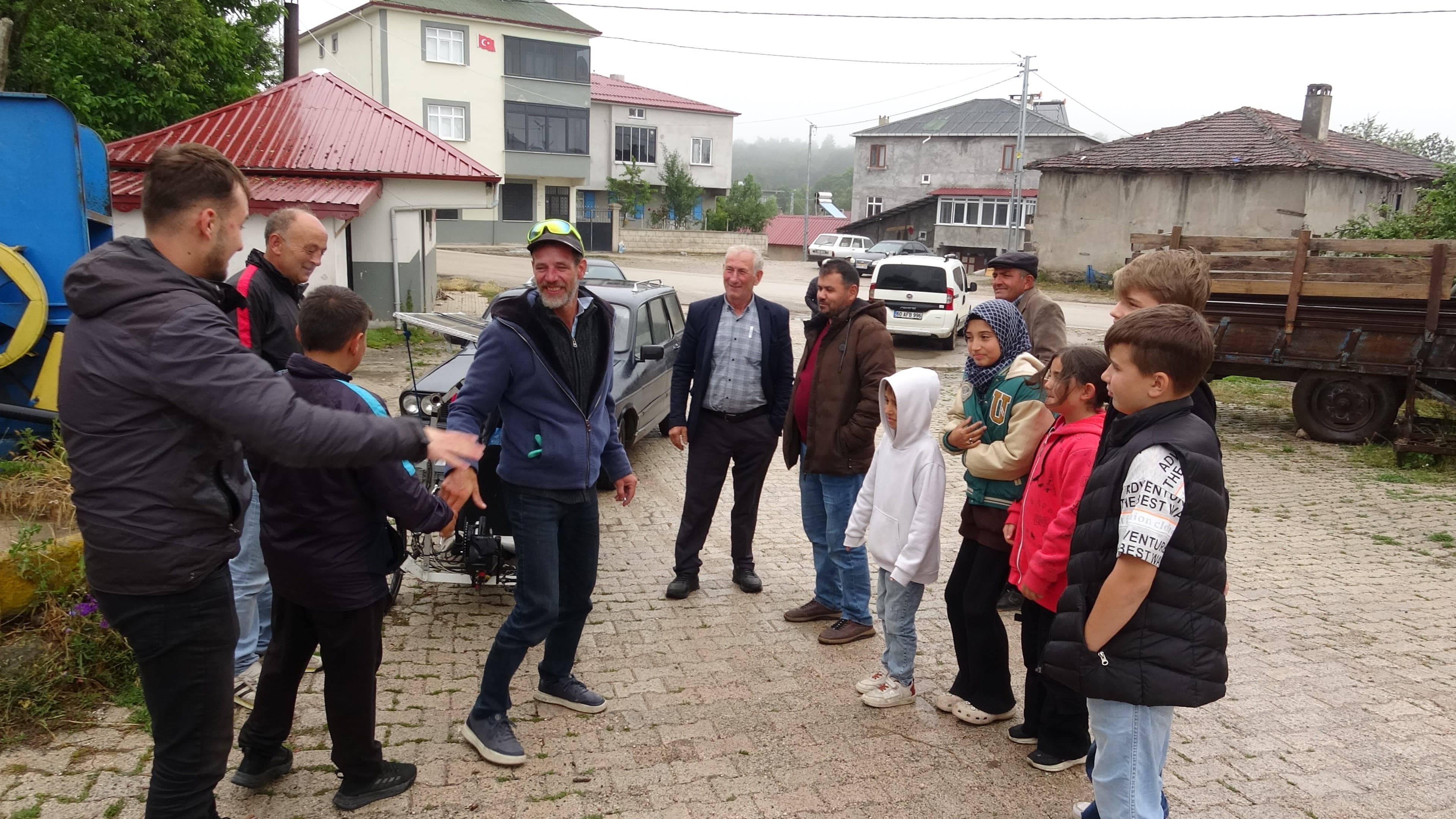 Fransız gezgin bisikletle Çin'e giderken Türkiye'de çay içti