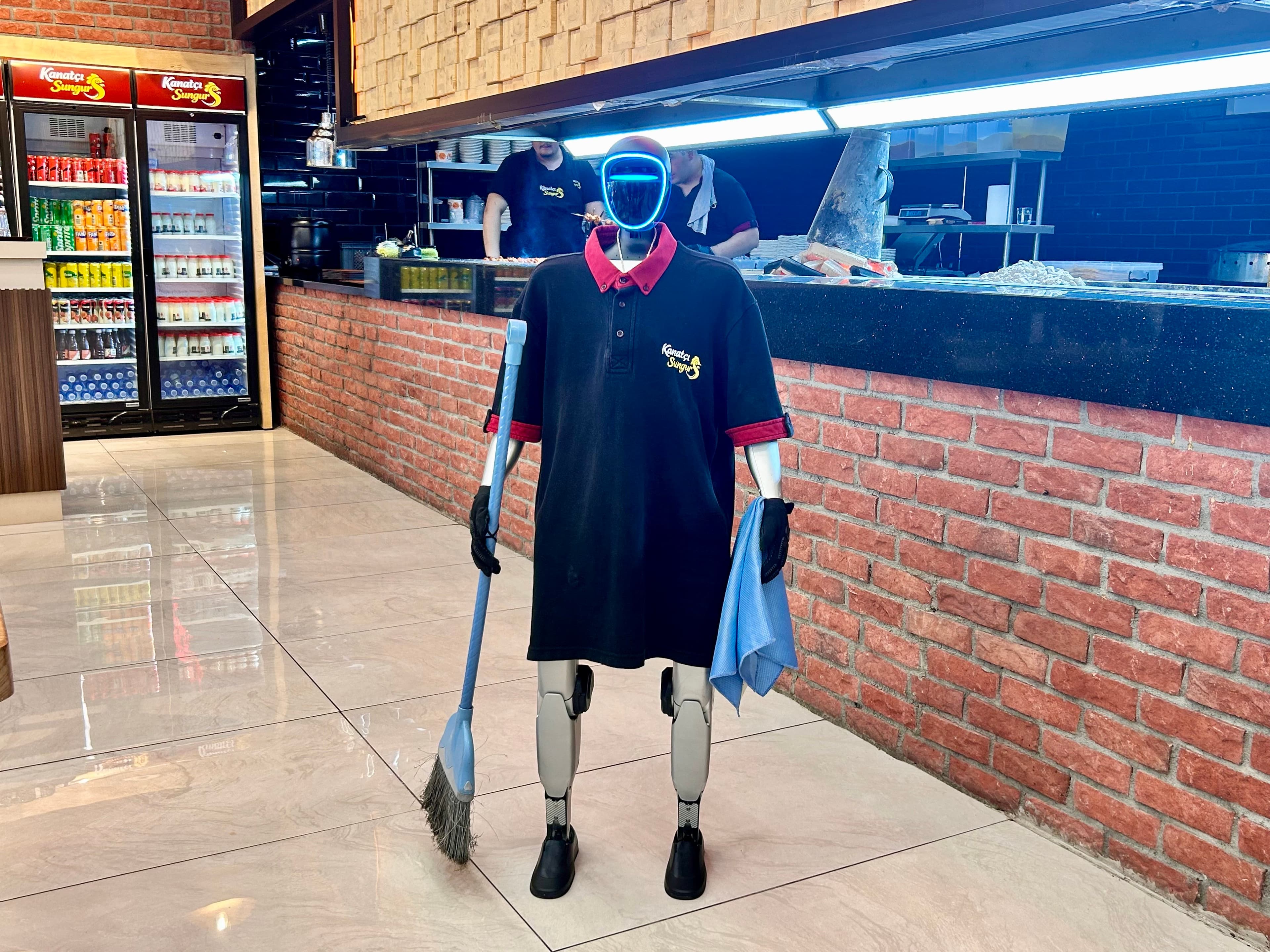 Robot garson Fiko, restoran müşterilerinin ilgisini çekiyor