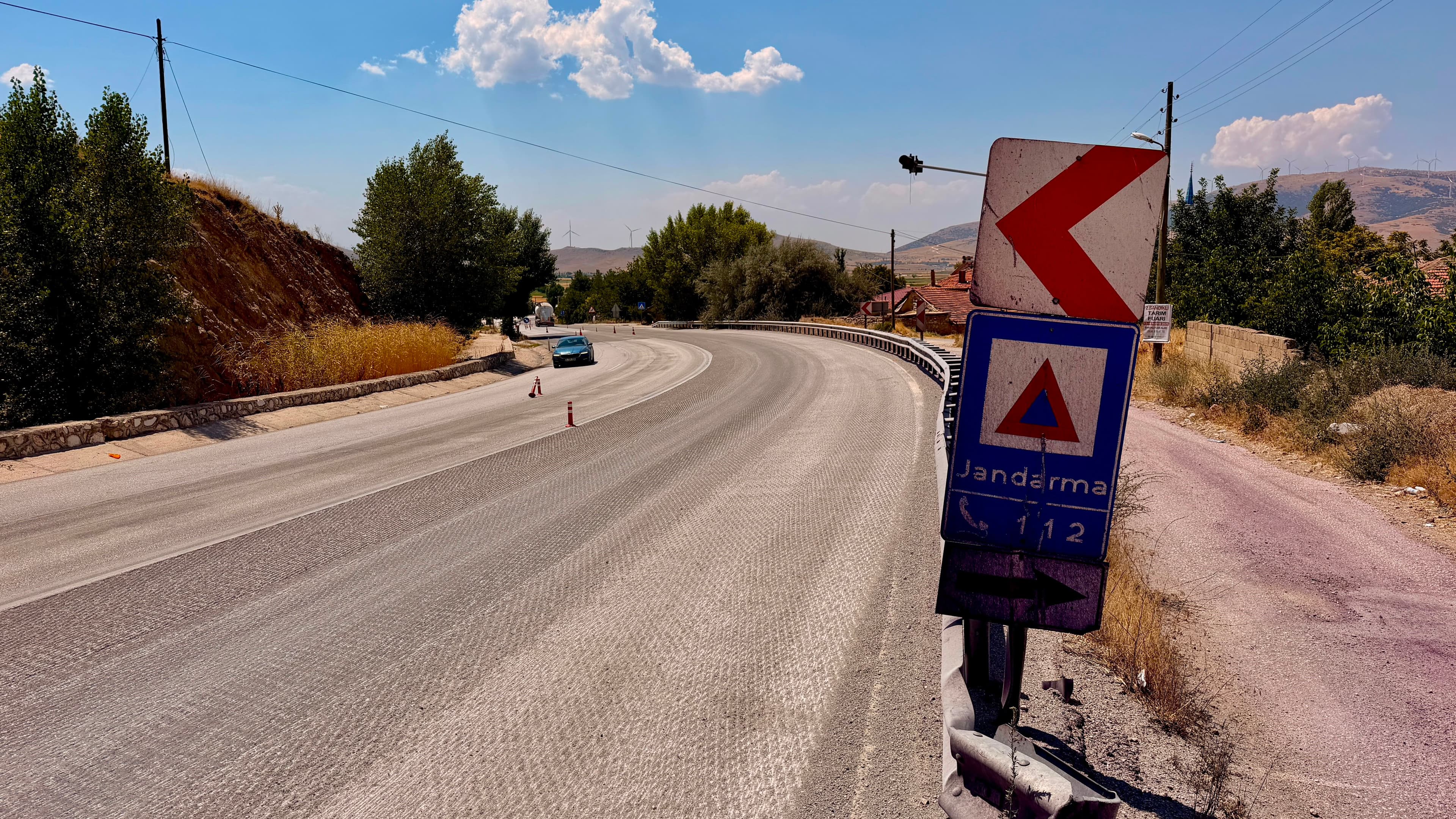 Afyonkarahisar'da tırdan dökülen boya yoldan kazındı