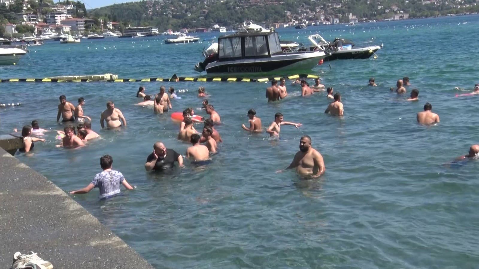 İstanbul'da sıcak hava nedeniyle Boğaz'a akın başladı