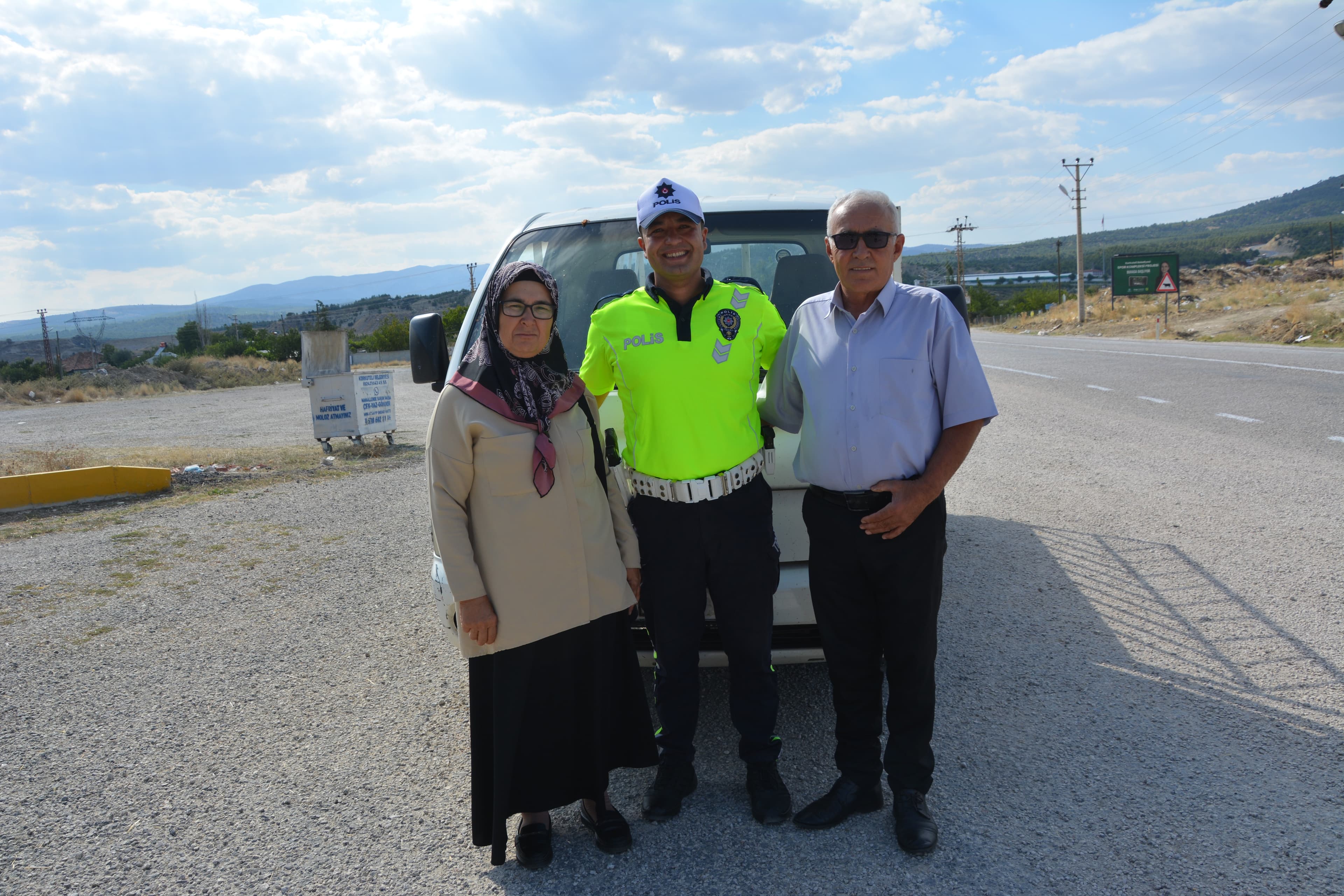 Polis, eşini araçtan indiren sürücüye bulaşık yıkama cezası kesti