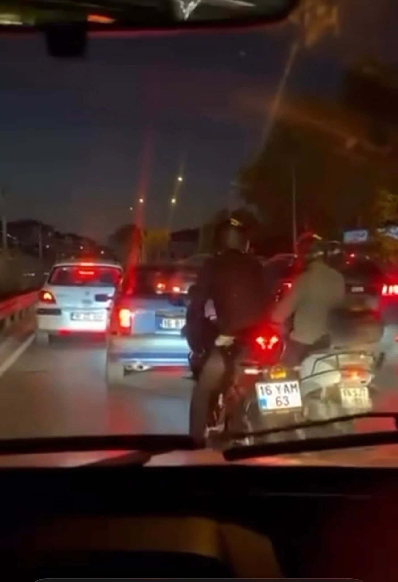 Bursa'da motosiklet sürücüleri otomobil sürücüsünü çevreledi