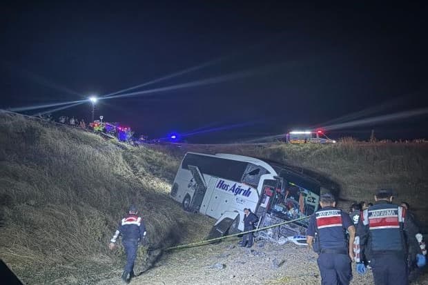 Merzifon'da yolcu otobüsü şarampole devrildi: 24 yaralı