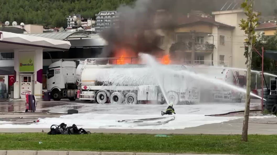 Denizli'de akaryakıt istasyonunda tanker patladı, yangın diğer tankere sıçradı