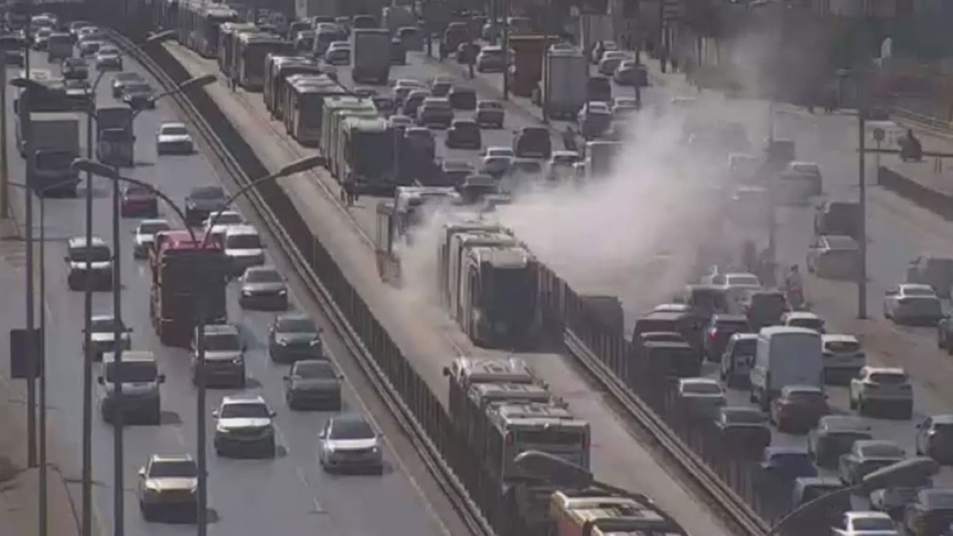 Metrobüste duman alarmı yaşandı