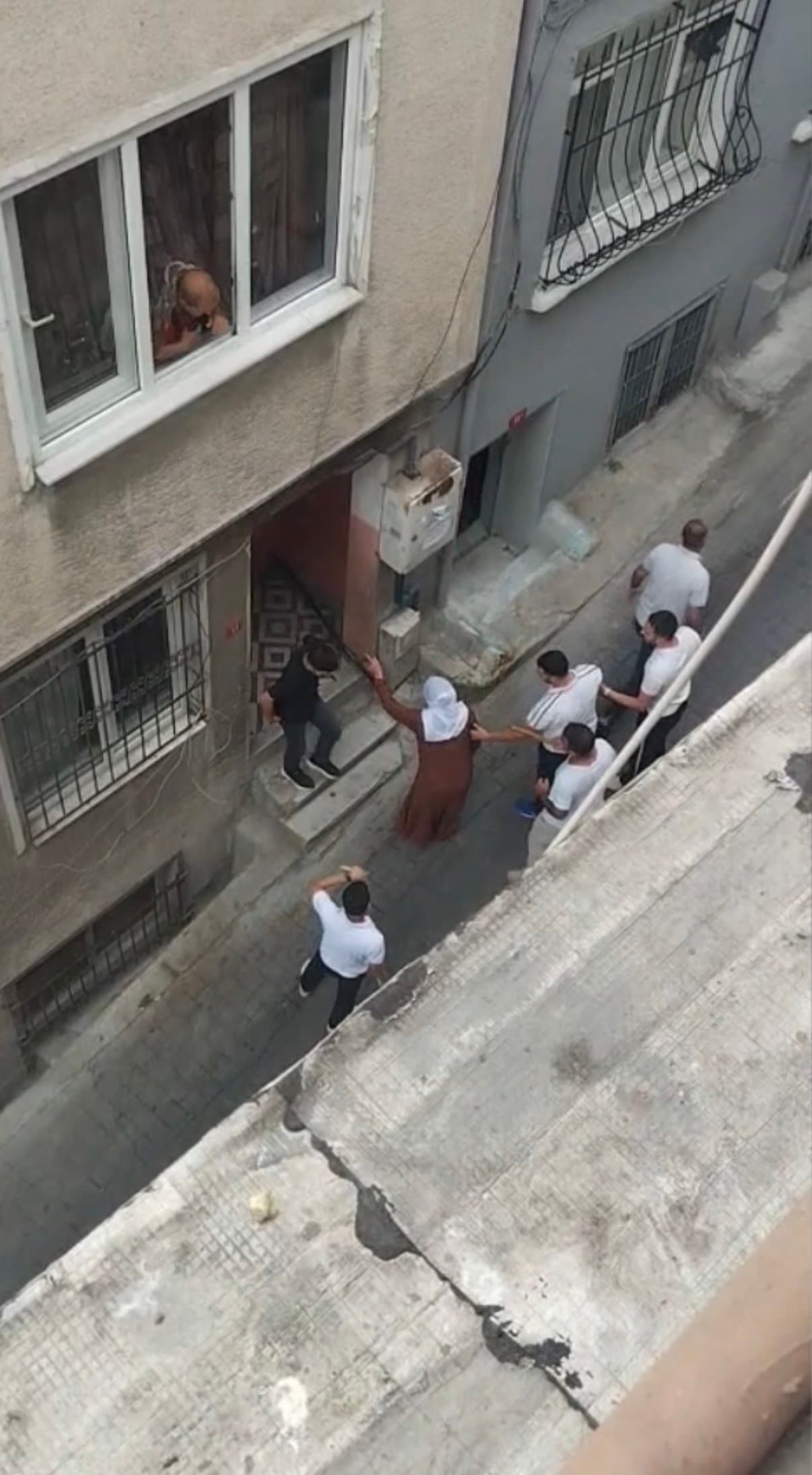 Beyoğlu'nda fön ücreti yüzünden evine saldırdılar