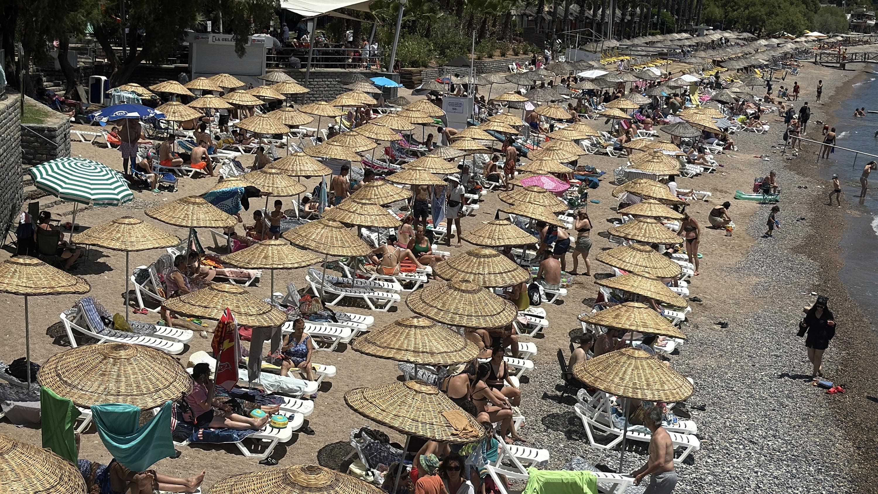 Bodrum sahillerinde bayram yoğunluğu devam ediyor